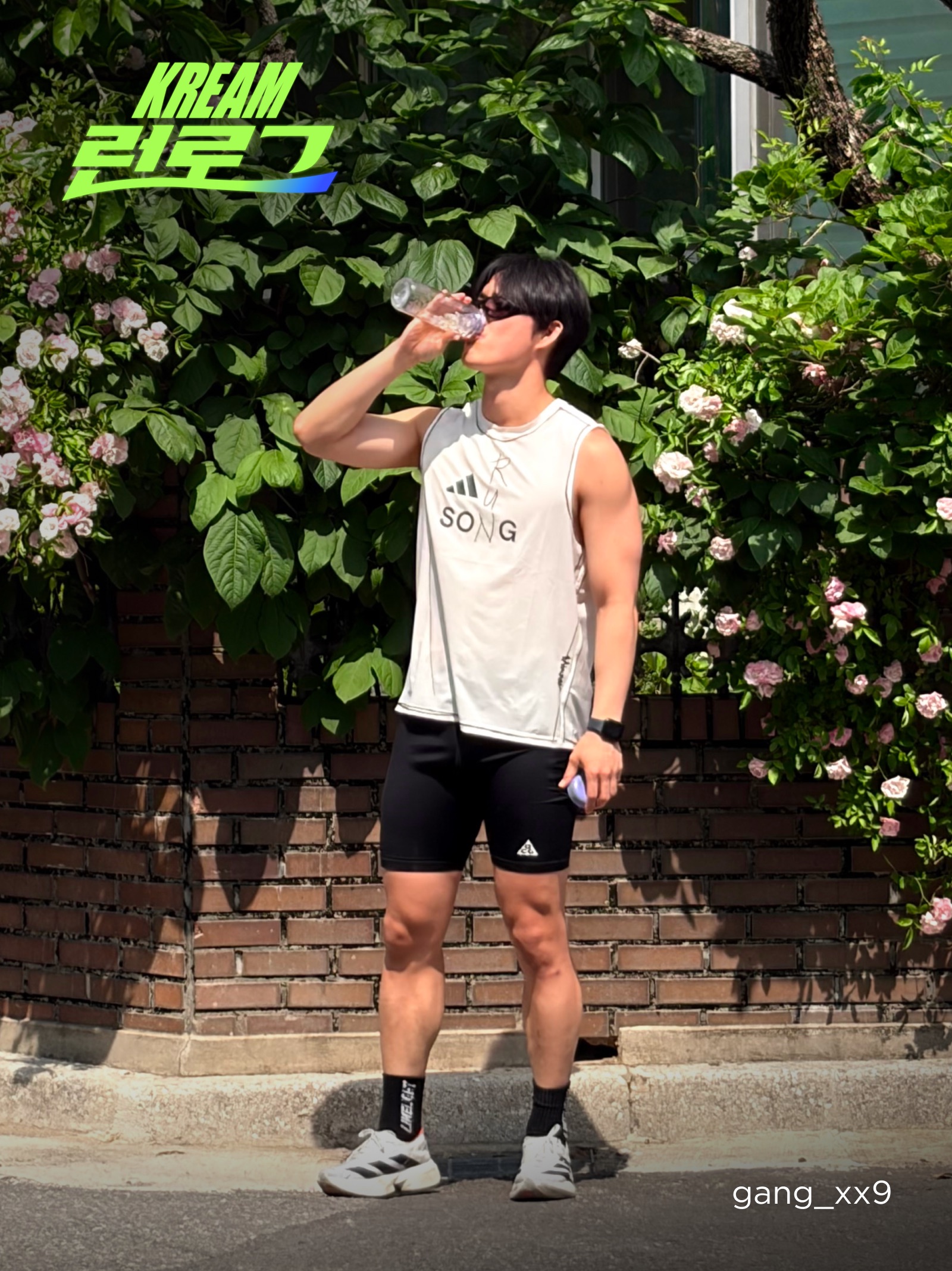 Uniqlo U Crewneck T-Shirt White, Adidas x Song for the Mute Adi365 Running Tank Chalk White - KR Sizing 착용 스타일 - 2