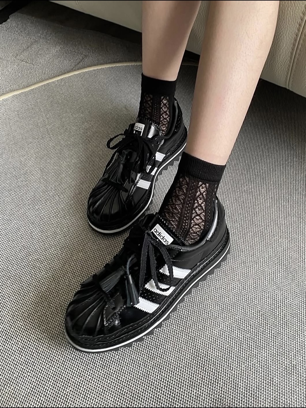 Adidas x Clot Superstar Core Black Cloud White 착용 스타일 - 2