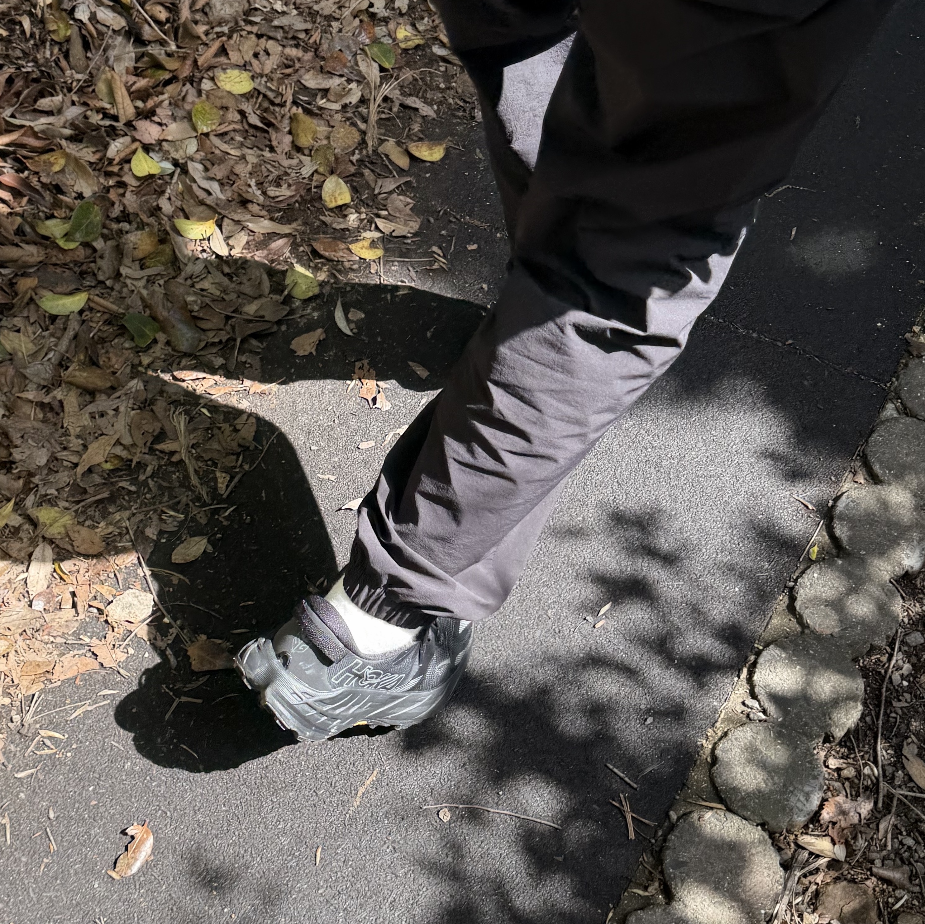 Hoka Speedgoat 7 Black Outer Orbit 착용 스타일 - 2