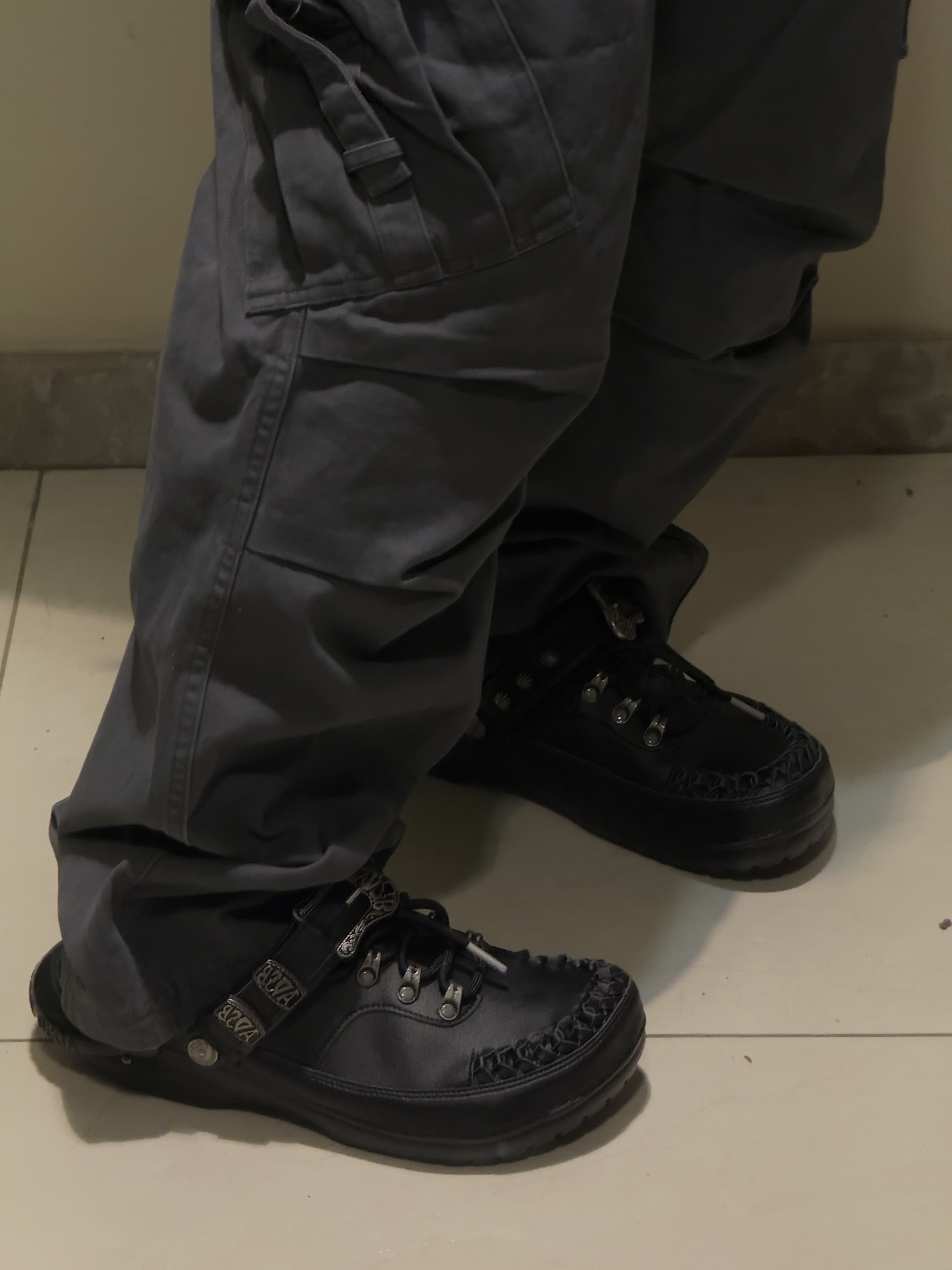 Crocs x Andersson Bell Classic Clog Black 착용 스타일 - 1