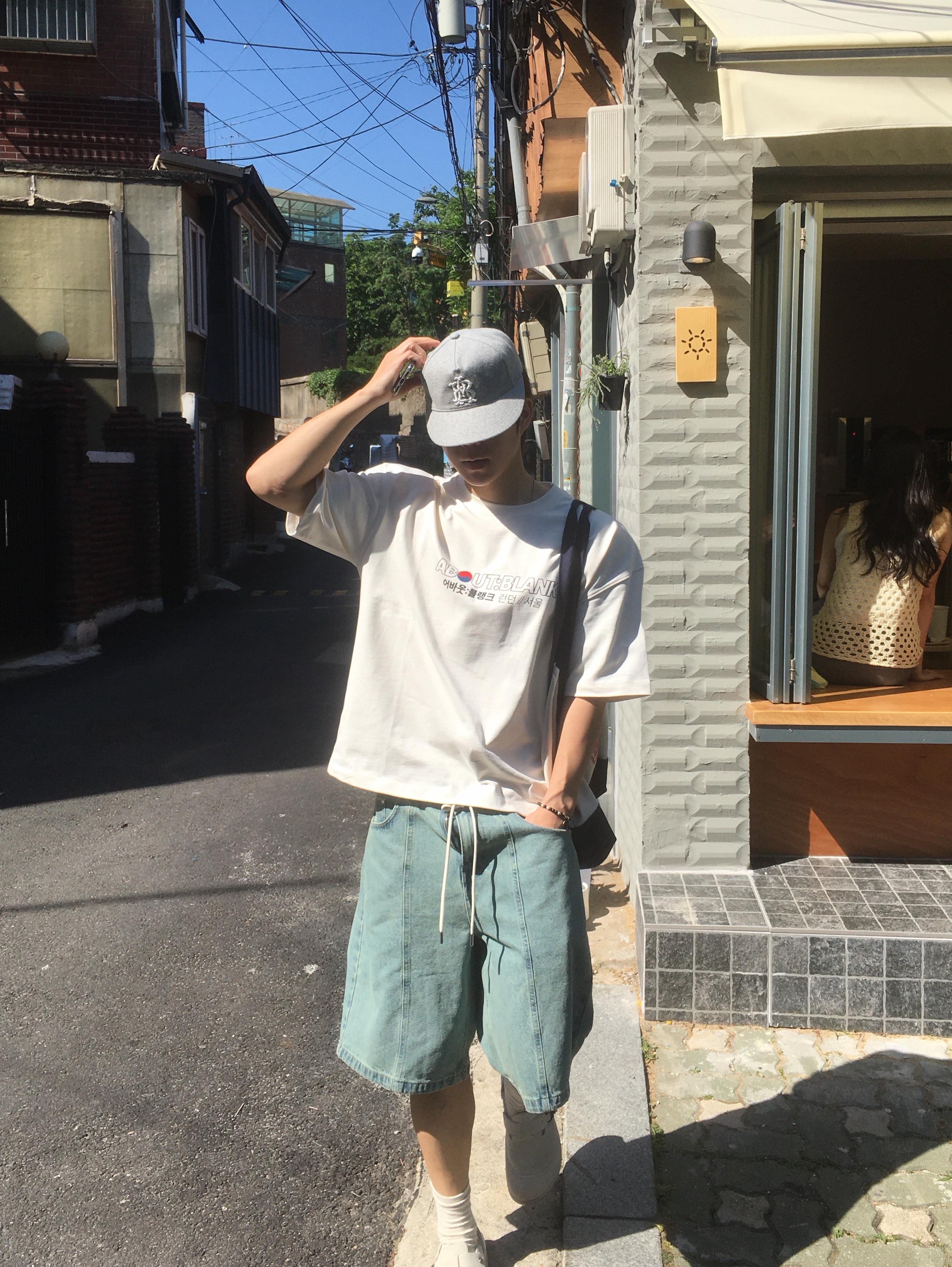 [KREAM 단독] About:Blank KREAM Exclusive T-Shirt Oat - 26FW, [KREAM 단독] About:Blank Felled Denim Short Murky Wash - 26FW 착용 스타일 - 2