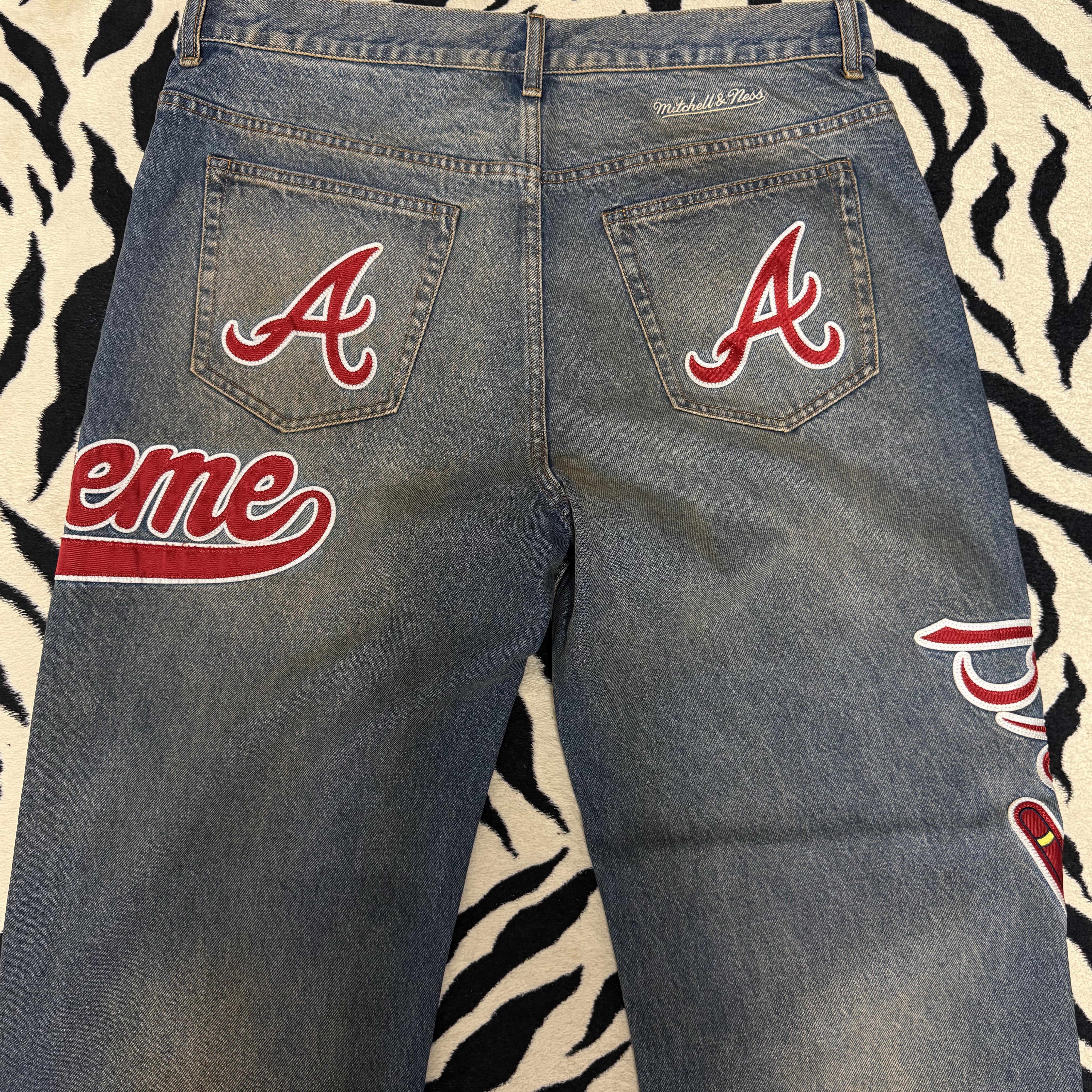 Supreme Mitchell & Ness Atlanta Braves Loose Fit Jean Washed Indigo - 26SS 착용 스타일 - 4