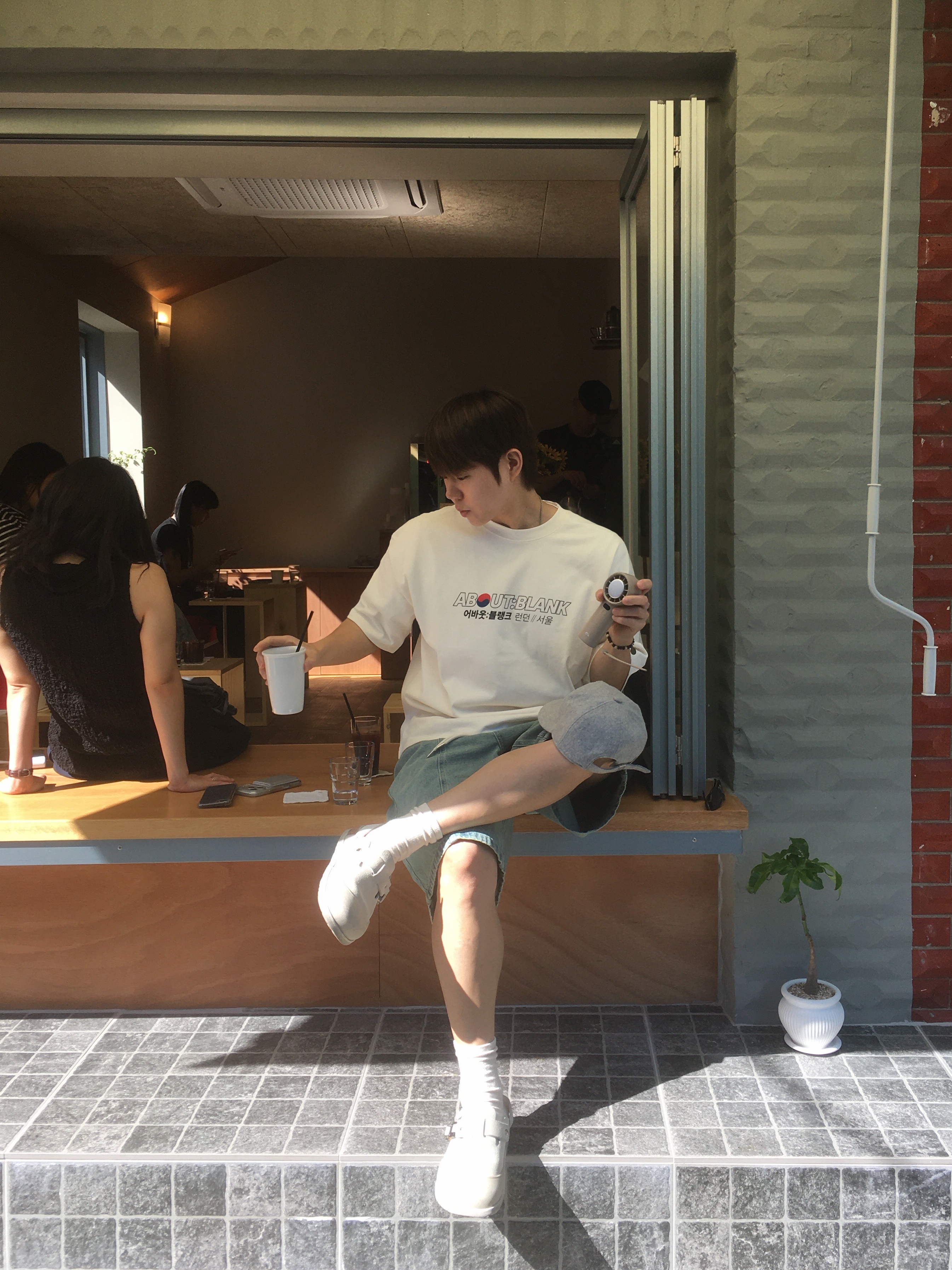 [KREAM 단독] About:Blank KREAM Exclusive T-Shirt Oat - 26FW, [KREAM 단독] About:Blank Felled Denim Short Murky Wash - 26FW 착용 스타일 - 5