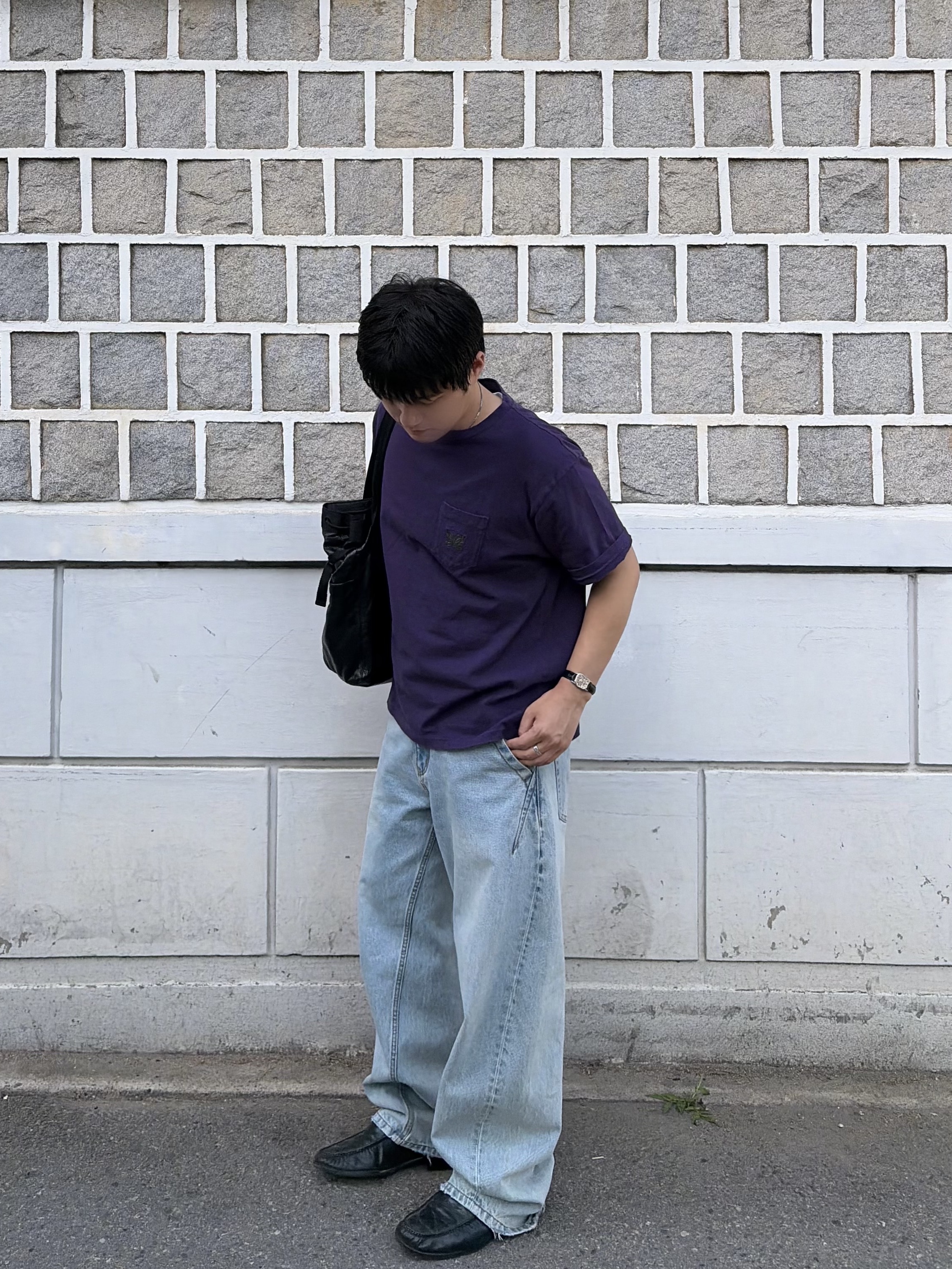 Needles S/S Papillon EMB. Pocket T-Shirt Cotton Jersey Purple, Noun Balanced Denim Pants Light Blue 착용 스타일 - 1