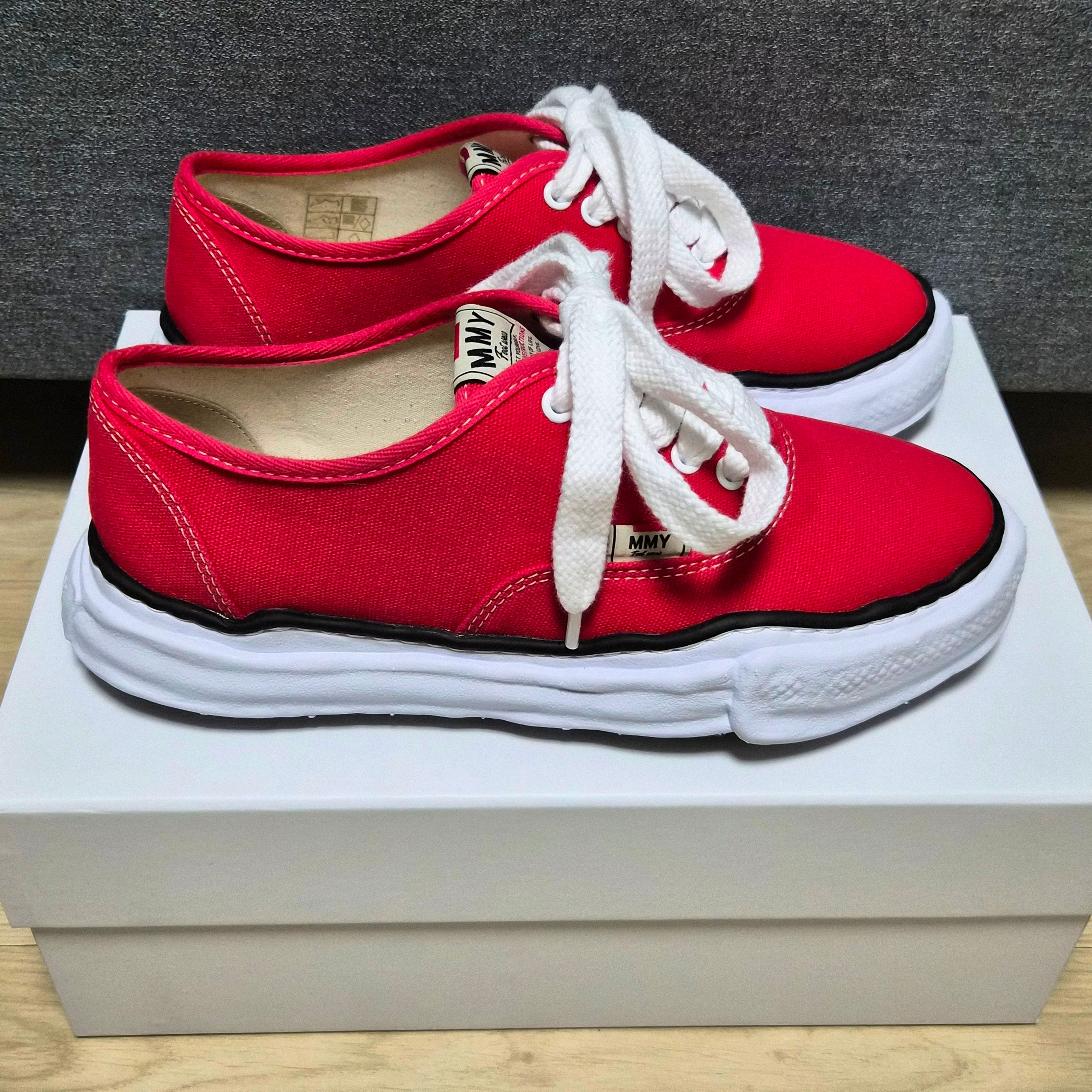 Maison Mihara Yasuhiro Baker OG Sole Canvas Low Cut Sneakers Red 착용 스타일 - 2