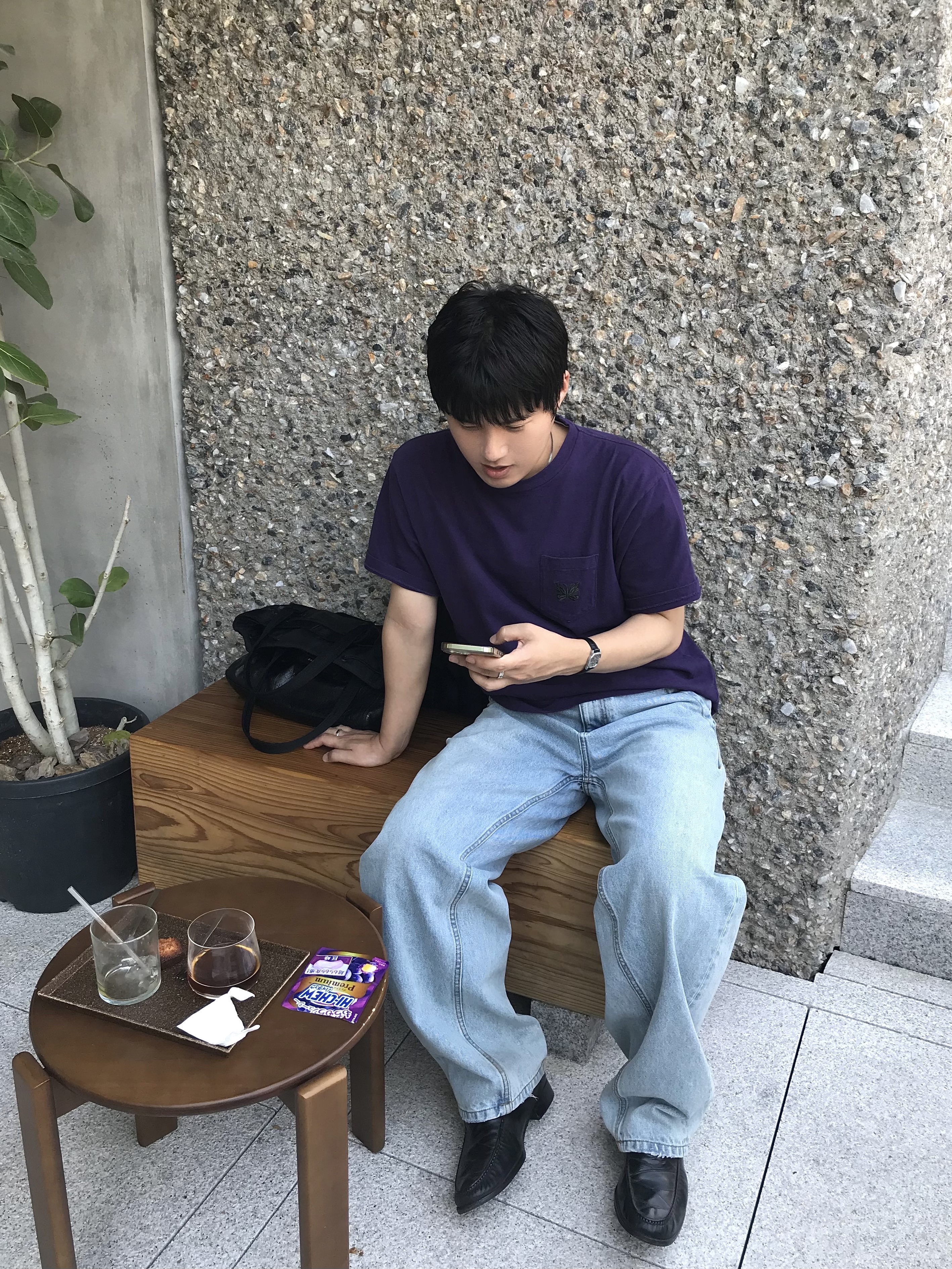 Needles S/S Papillon EMB. Pocket T-Shirt Cotton Jersey Purple, Noun Balanced Denim Pants Light Blue 착용 스타일 - 2