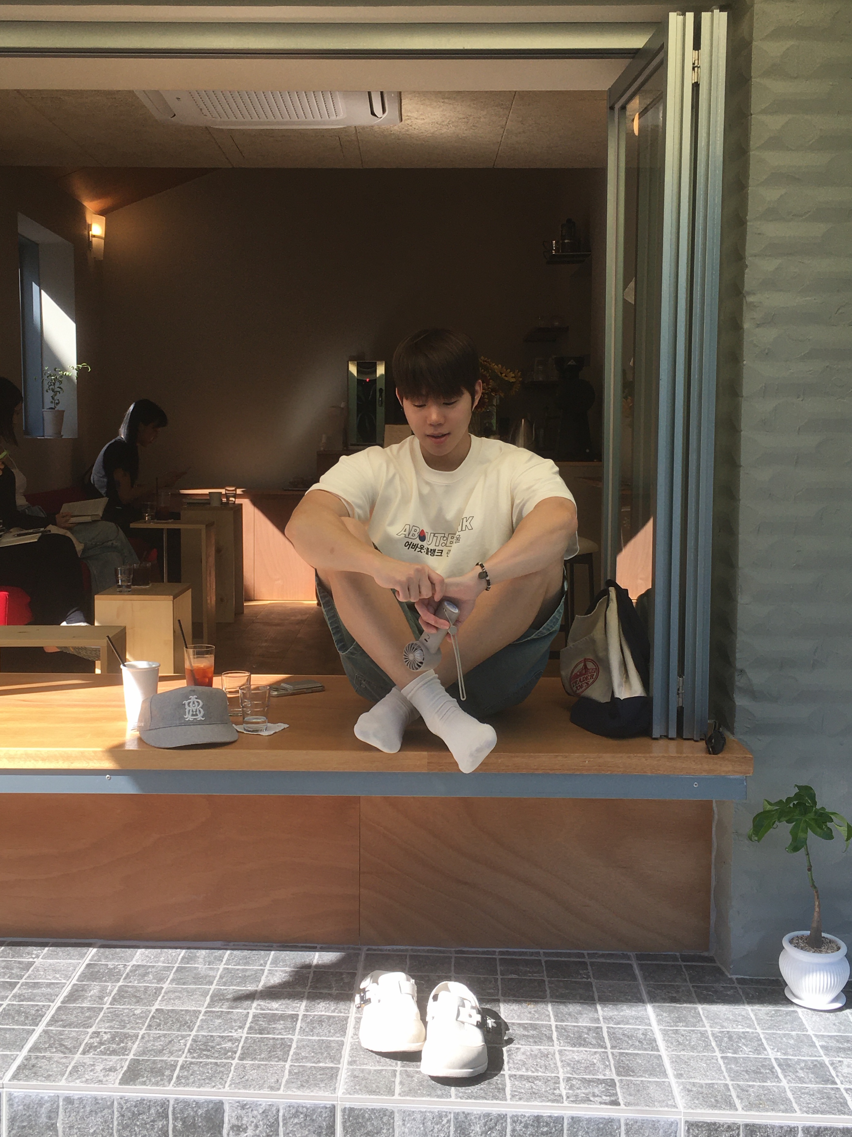 [KREAM 단독] About:Blank KREAM Exclusive T-Shirt Oat - 26FW, [KREAM 단독] About:Blank Felled Denim Short Murky Wash - 26FW 착용 스타일 - 6