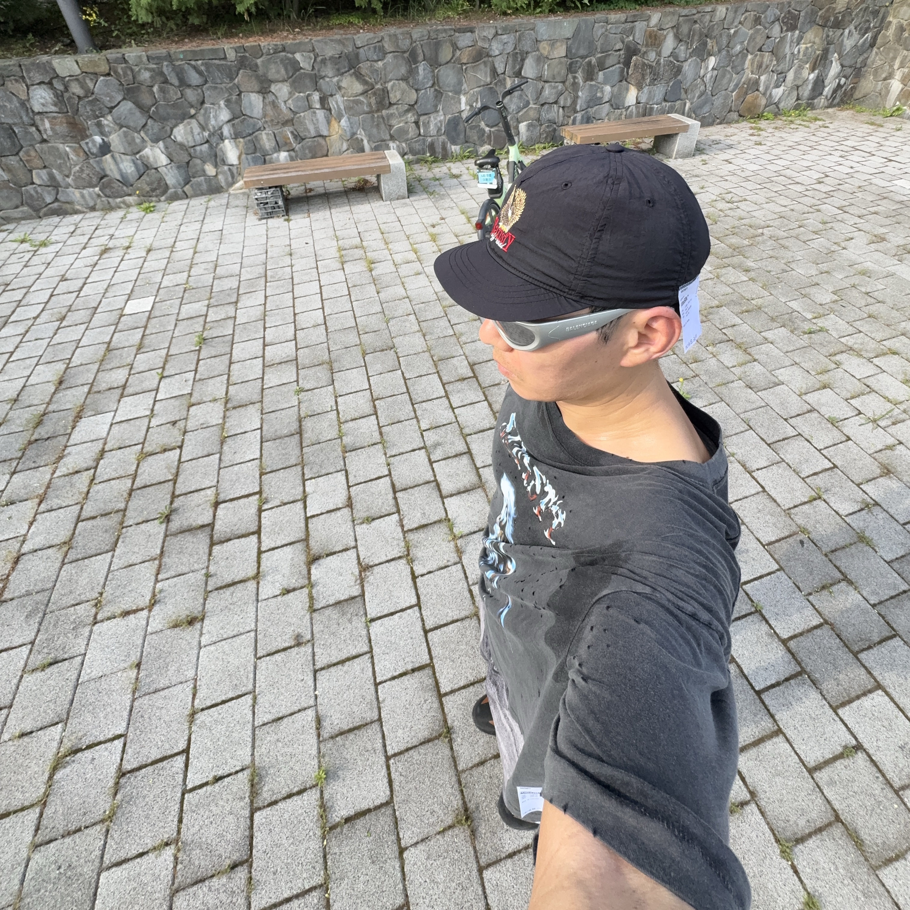 Satisfy Peaceshell 5 Inch Unlined Shorts Black Denim, Satisfy Mothtech T‑Shirt Aged Black 착용 스타일 - 2