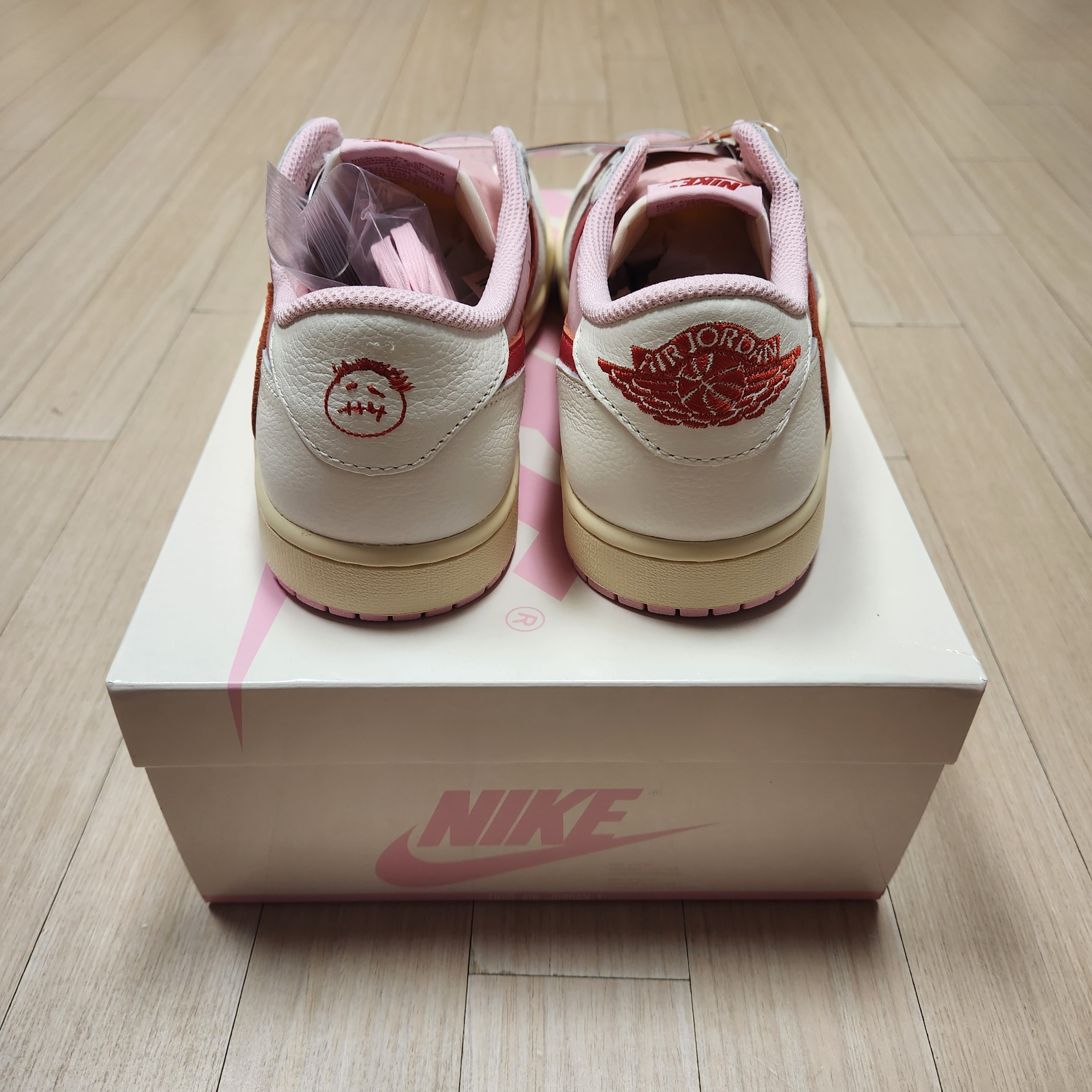 Jordan 1 x Travis Scott Retro Low OG SP Sail Tropical Pink 착용 스타일 - 6