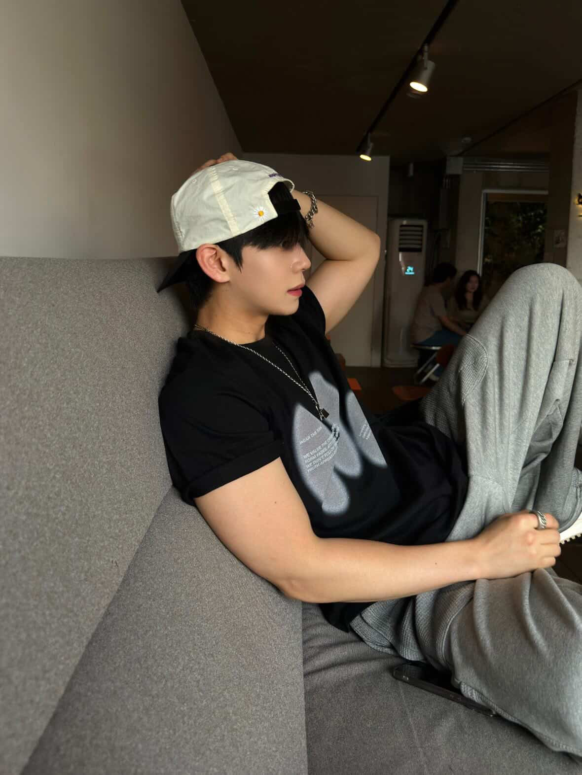 BLR Waffle Mix Washed Sweat Pants Melange Grey 착용 스타일