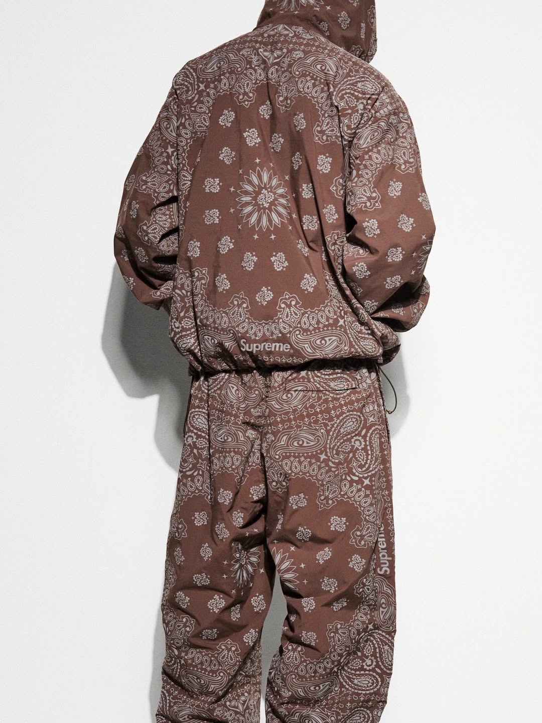 Supreme Reflective Bandana Anorak Brown - 26SS, Supreme Reflective Bandana Track Pant Brown - 26SS 착용 스타일 - 2