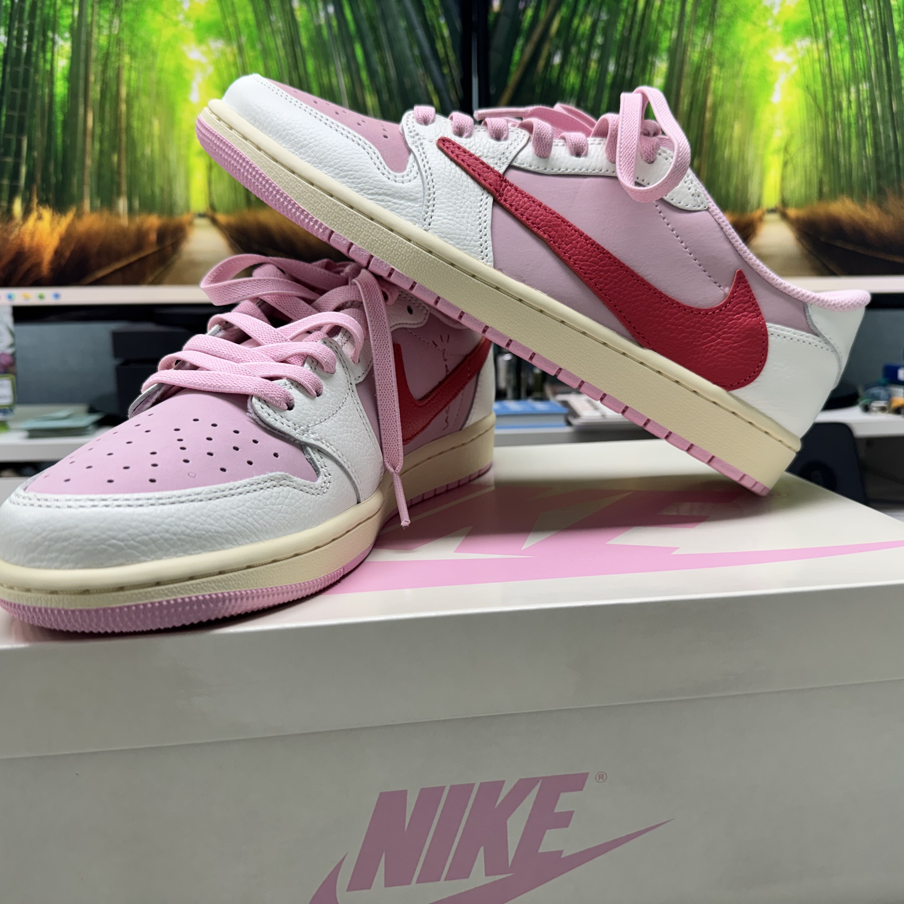 Jordan 1 x Travis Scott Retro Low OG SP Sail Tropical Pink 착용 스타일 - 1