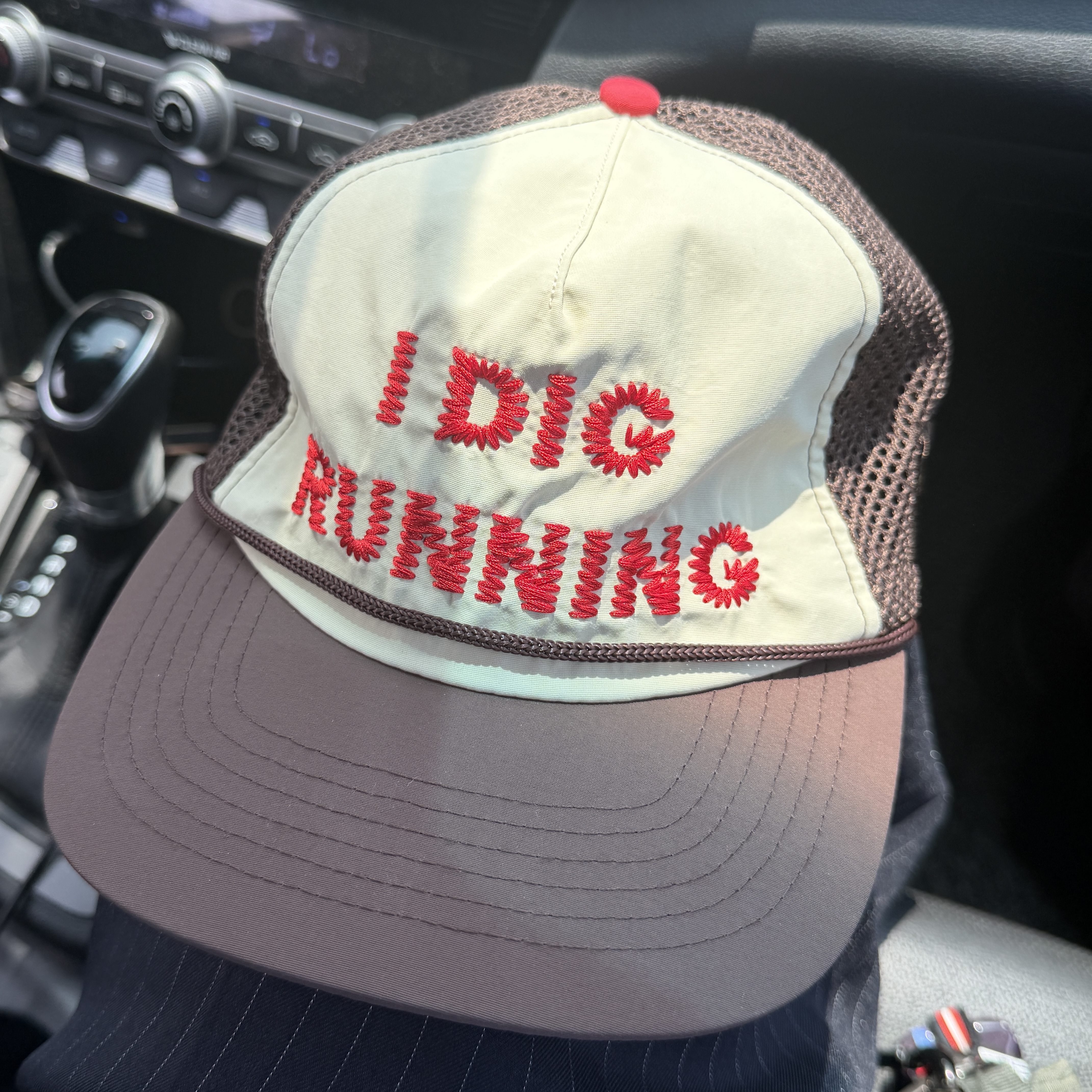 Alex Zono I Dig Running Trucker Hat OG Brown 착용 스타일 - 1
