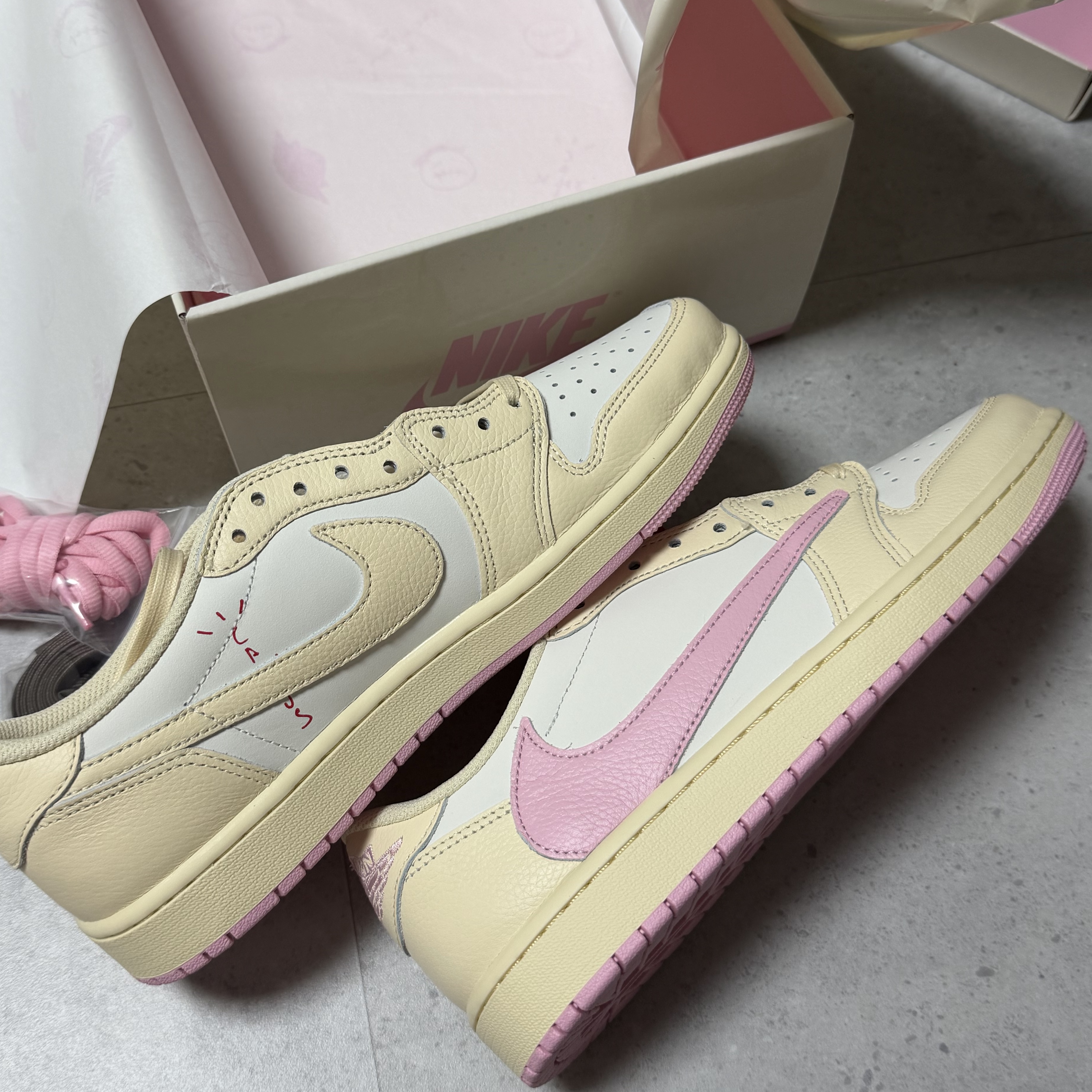 Jordan 1 x Travis Scott Retro Low OG SP Muslin Shy Pink 착용 스타일