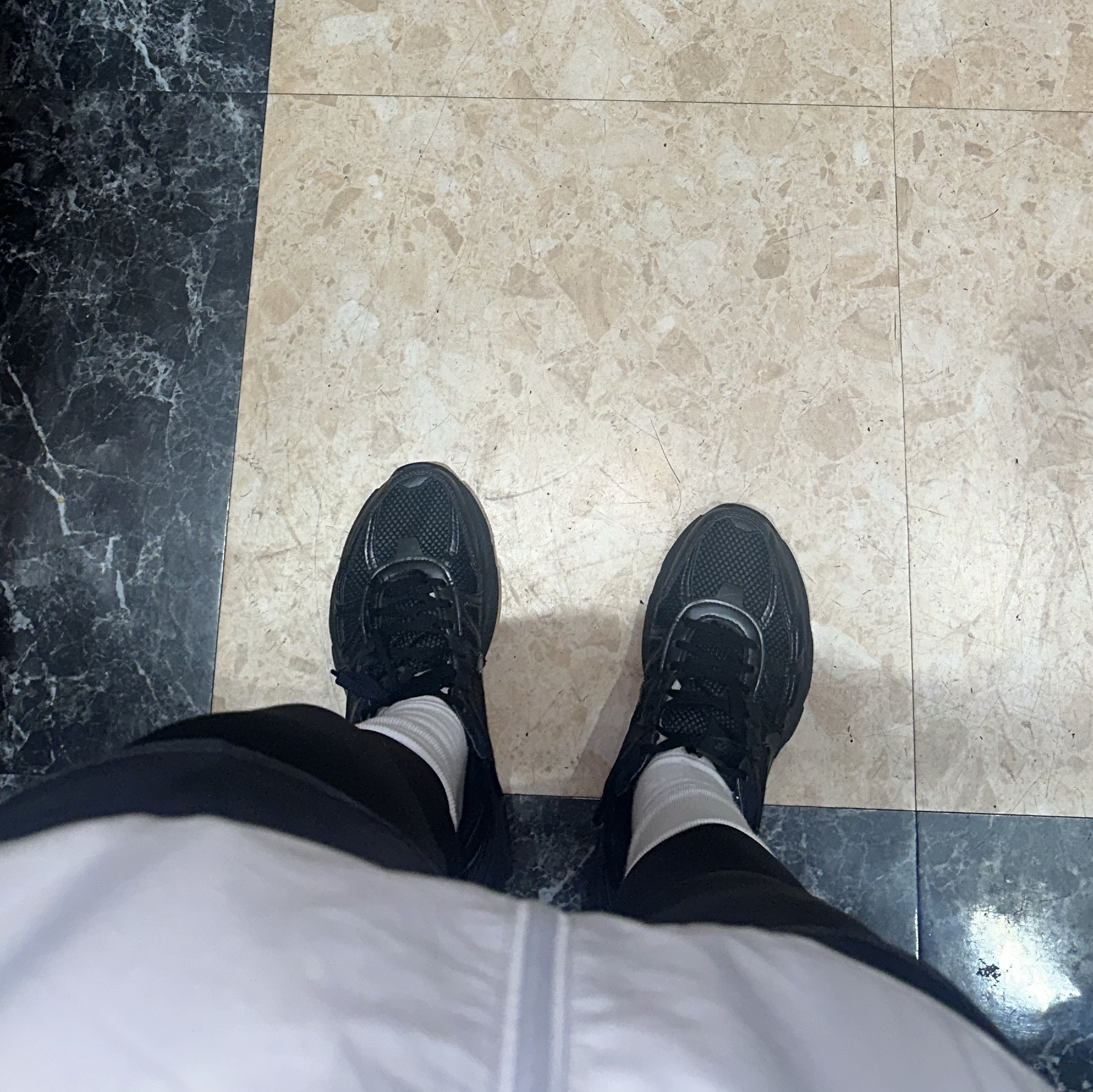 Nike V2K Run Black Anthracite 착용 스타일 - 2
