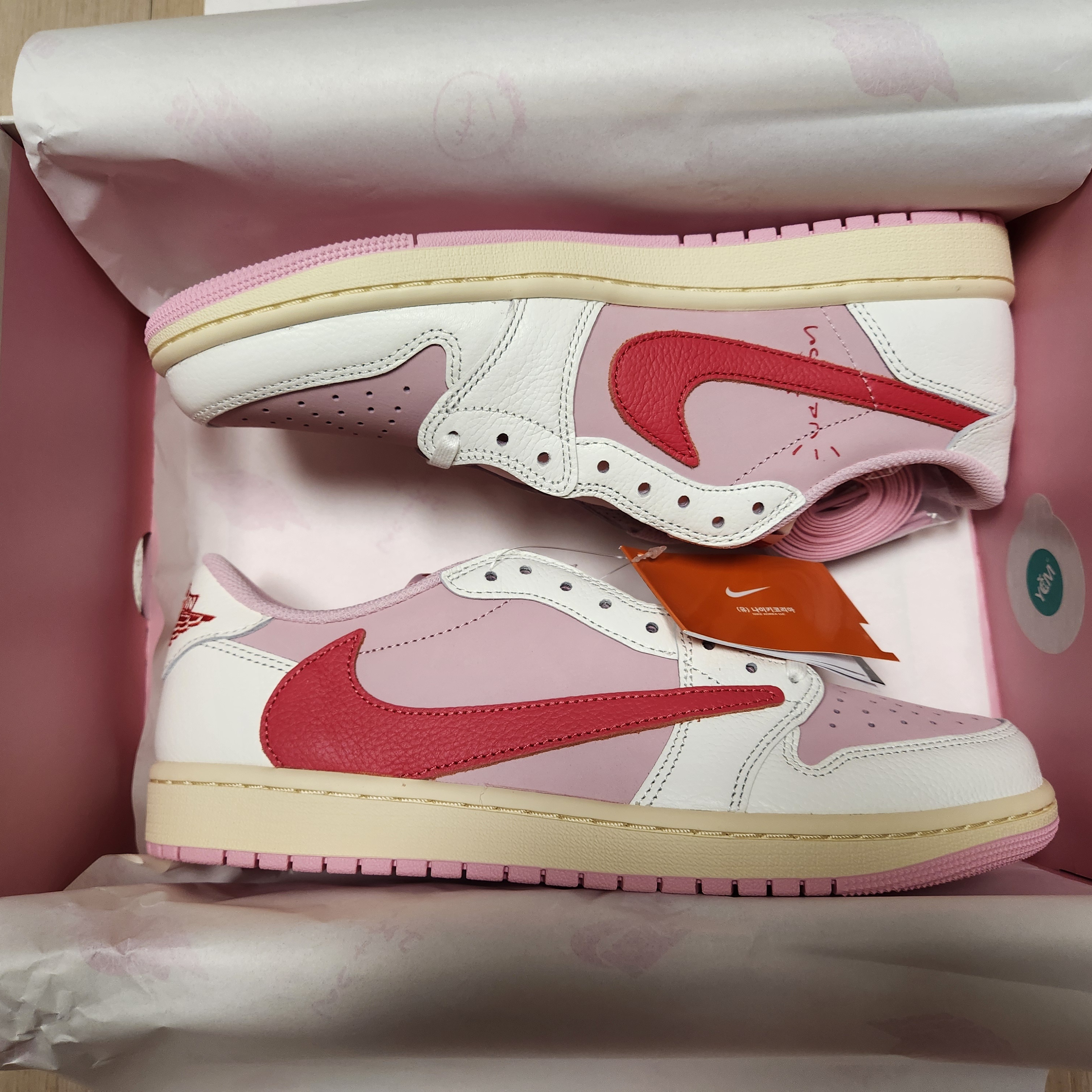 Jordan 1 x Travis Scott Retro Low OG SP Sail Tropical Pink 착용 스타일 - 3