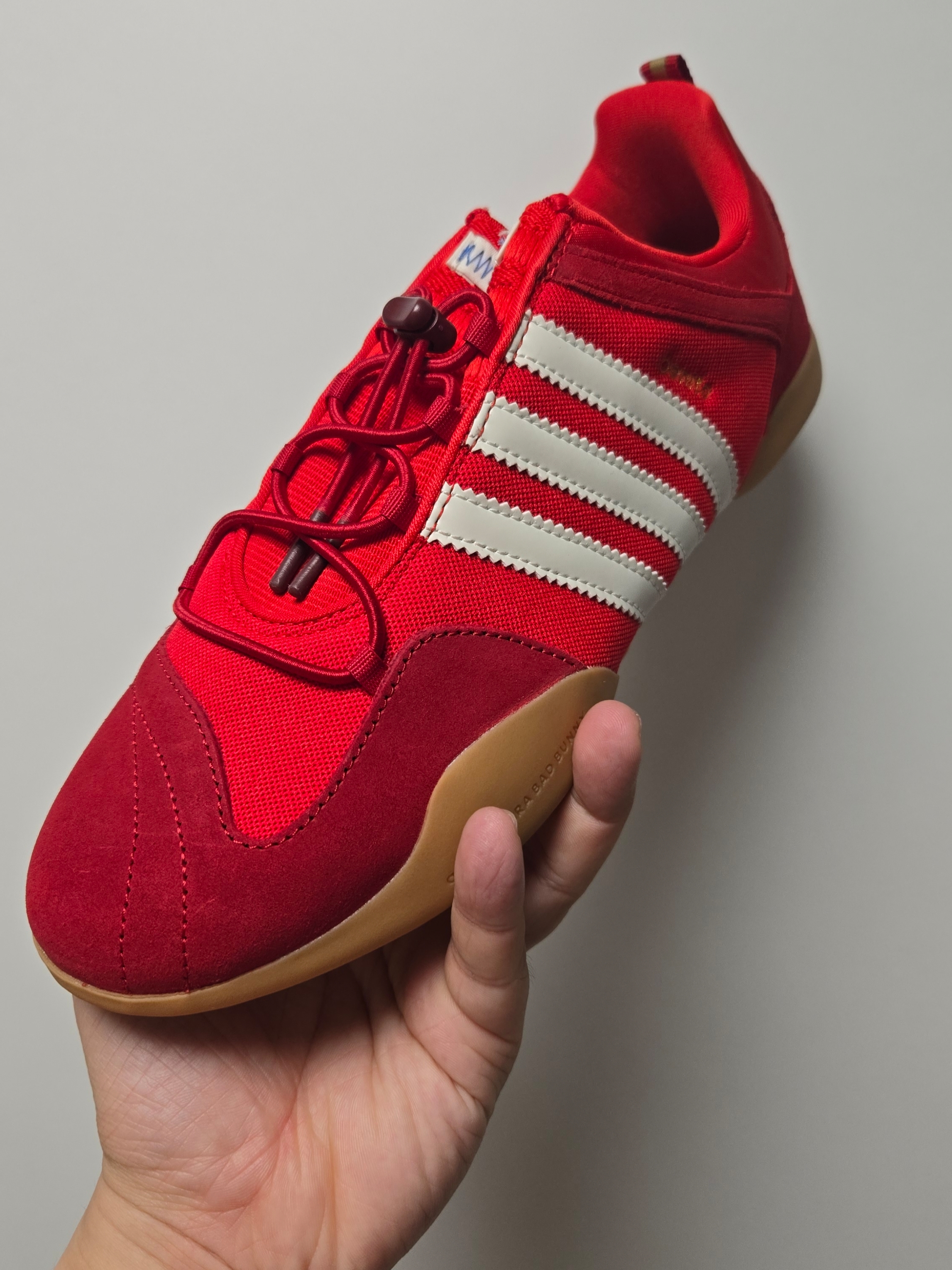 Adidas x Bad Bunny Ballerina Vivid Red Cloud White 착용 스타일 - 1