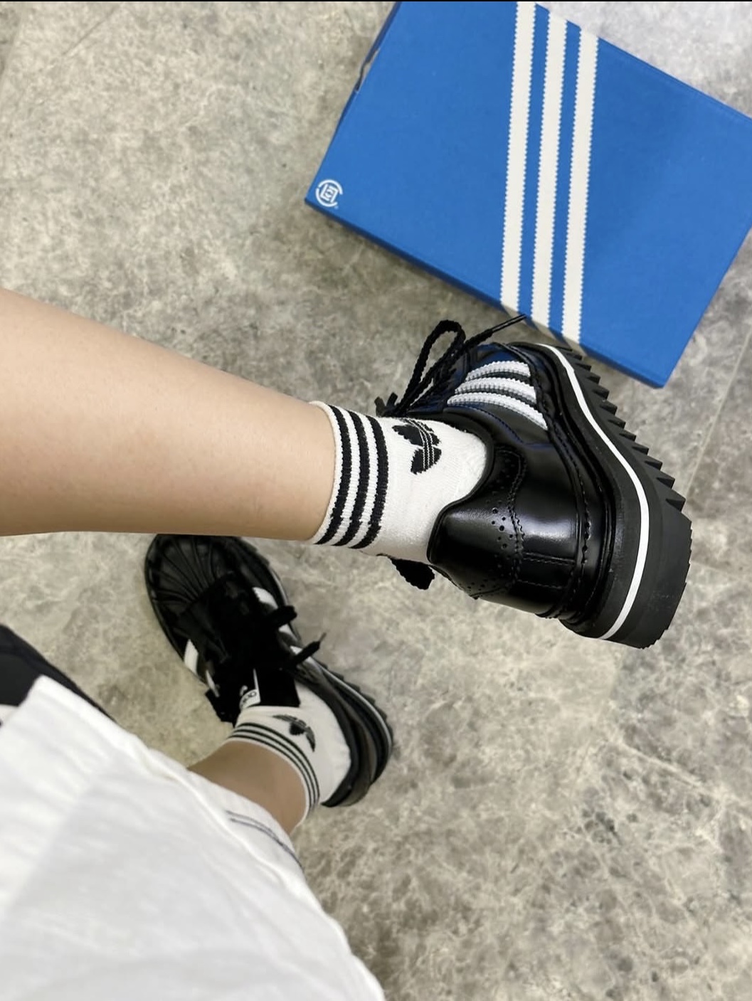 Adidas x Clot Superstar Core Black Cloud White 착용 스타일 - 3