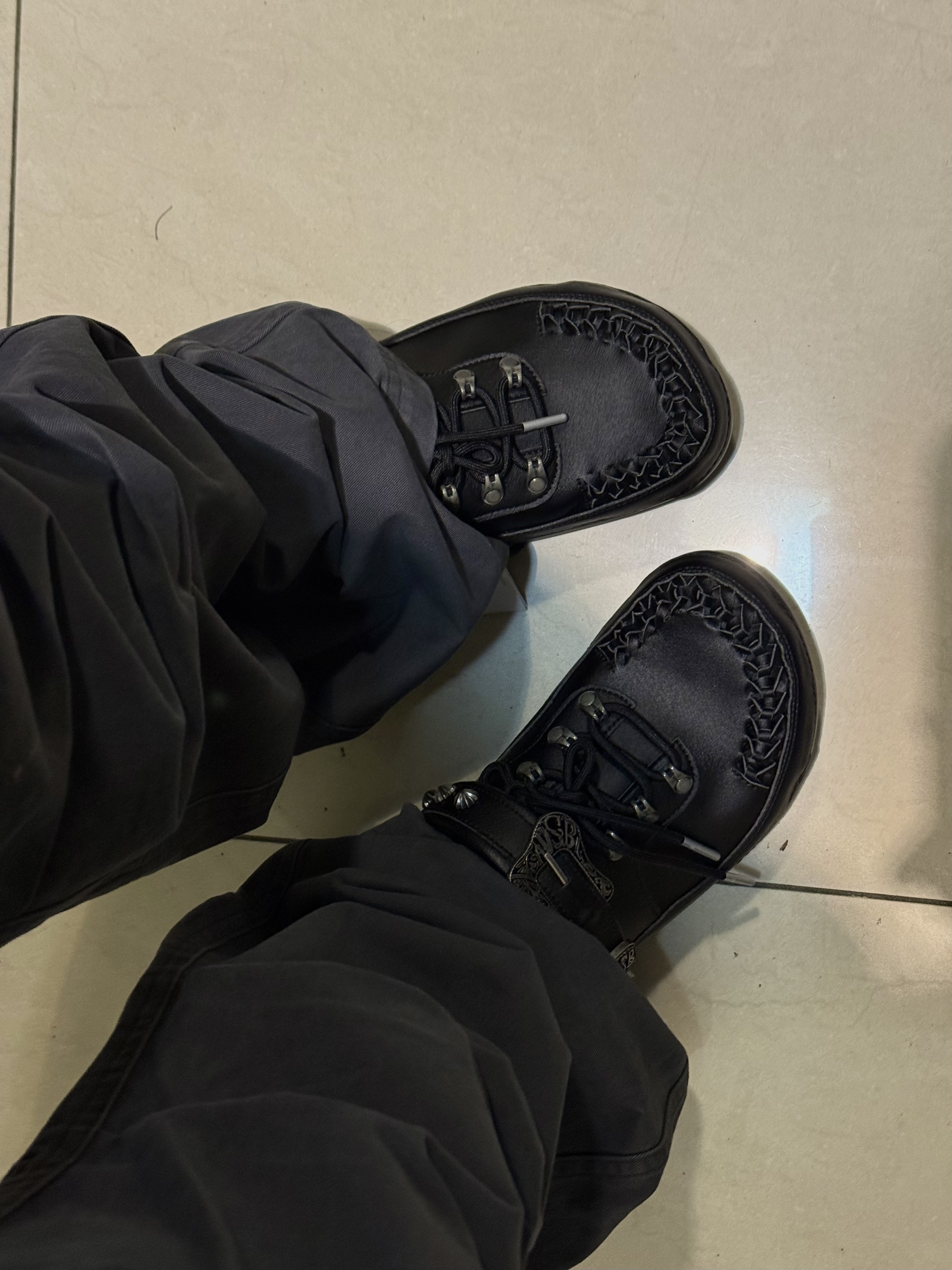 Crocs x Andersson Bell Classic Clog Black 착용 스타일 - 2