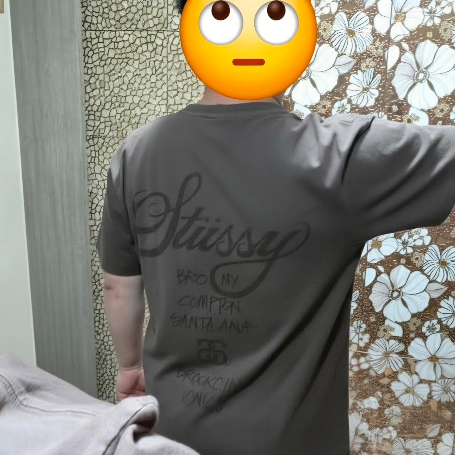 Stussy World Tour T-Shirt Sun Faded Brown 착용 스타일 - 2