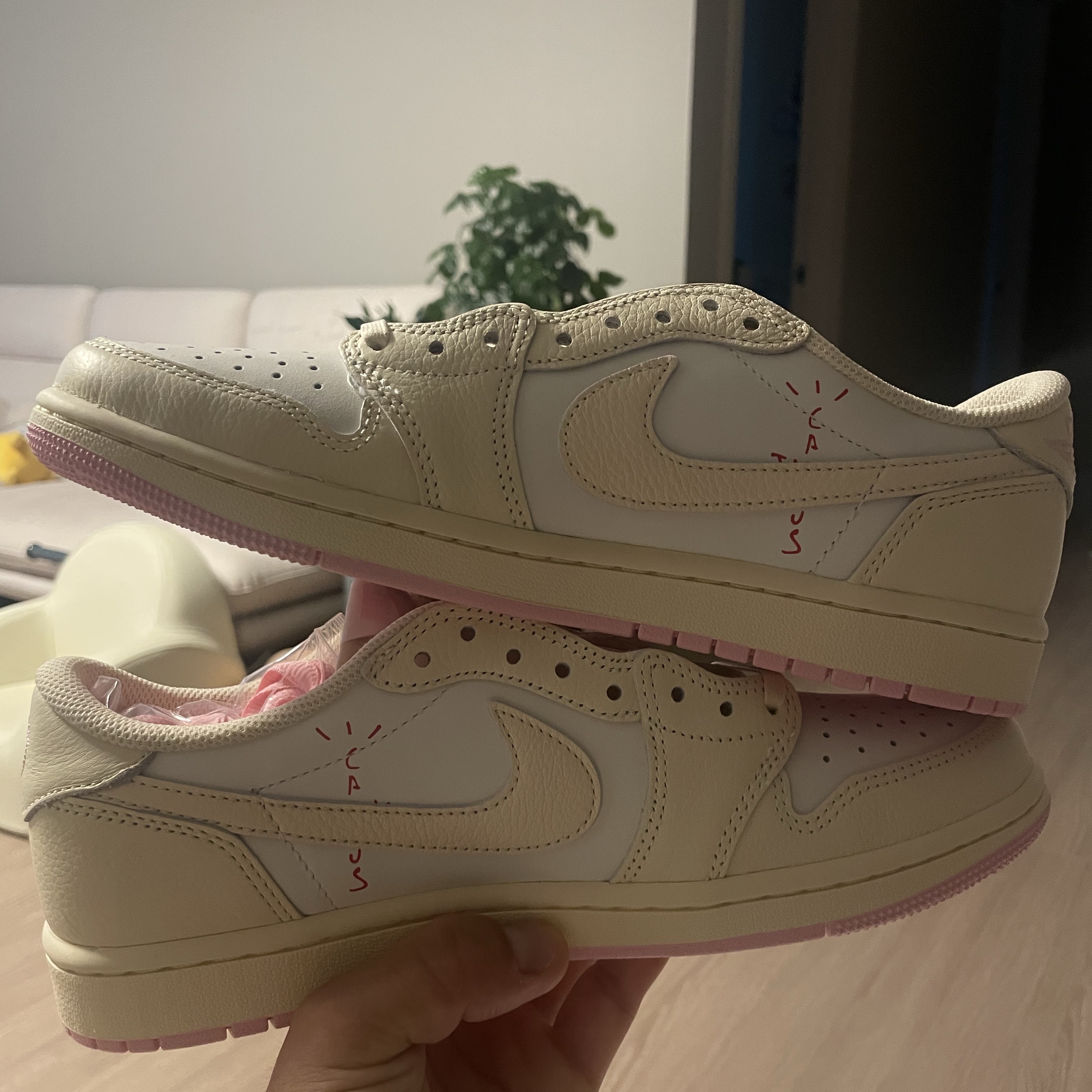 Jordan 1 x Travis Scott Retro Low OG SP Muslin Shy Pink 착용 스타일 - 4
