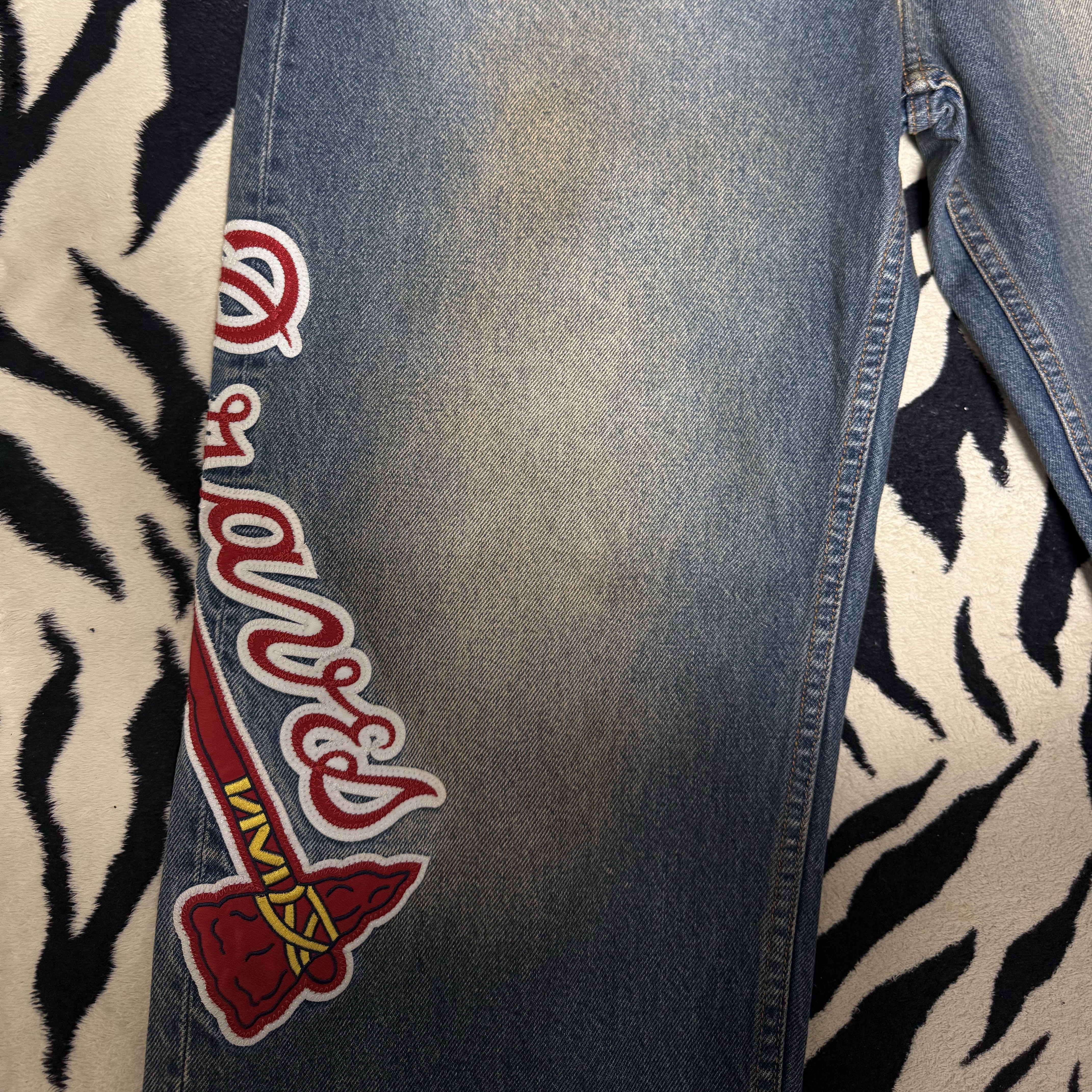 Supreme Mitchell & Ness Atlanta Braves Loose Fit Jean Washed Indigo - 26SS 착용 스타일 - 2