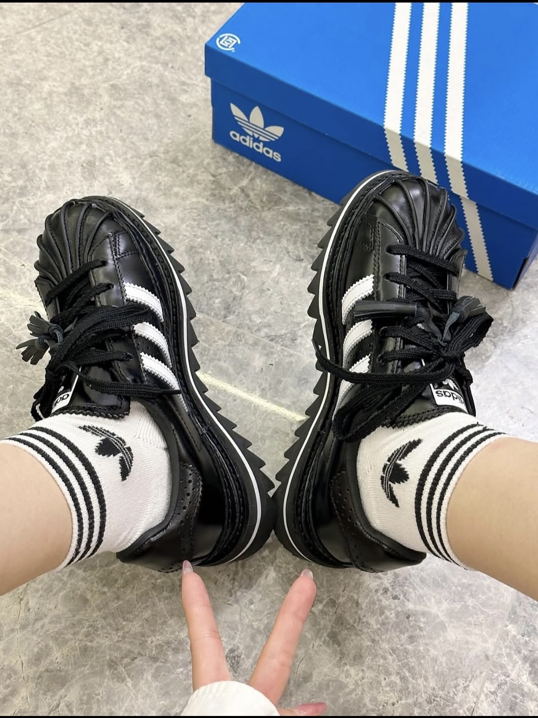 Adidas x Clot Superstar Core Black Cloud White 착용 스타일 - 2