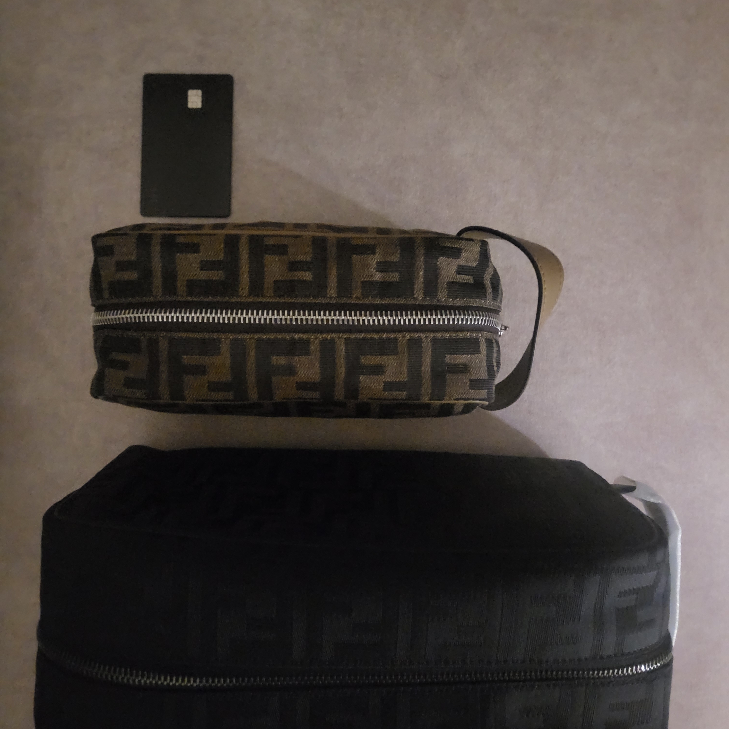 Fendi Medium FF Toiletry Case Black, Fendi Small FF Jacquard Toiletry Case Brown 착용 스타일