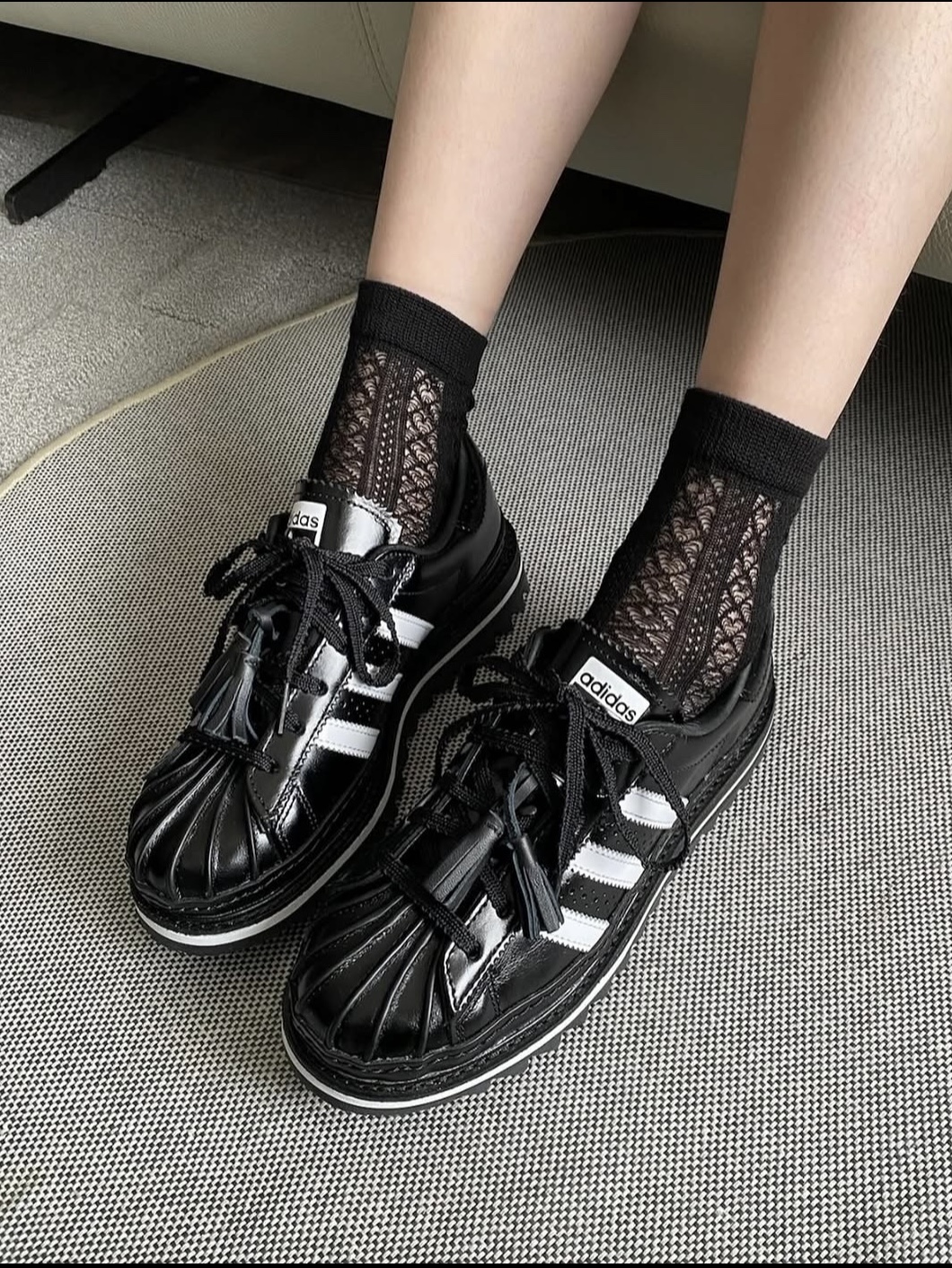 Adidas x Clot Superstar Core Black Cloud White 착용 스타일 - 1