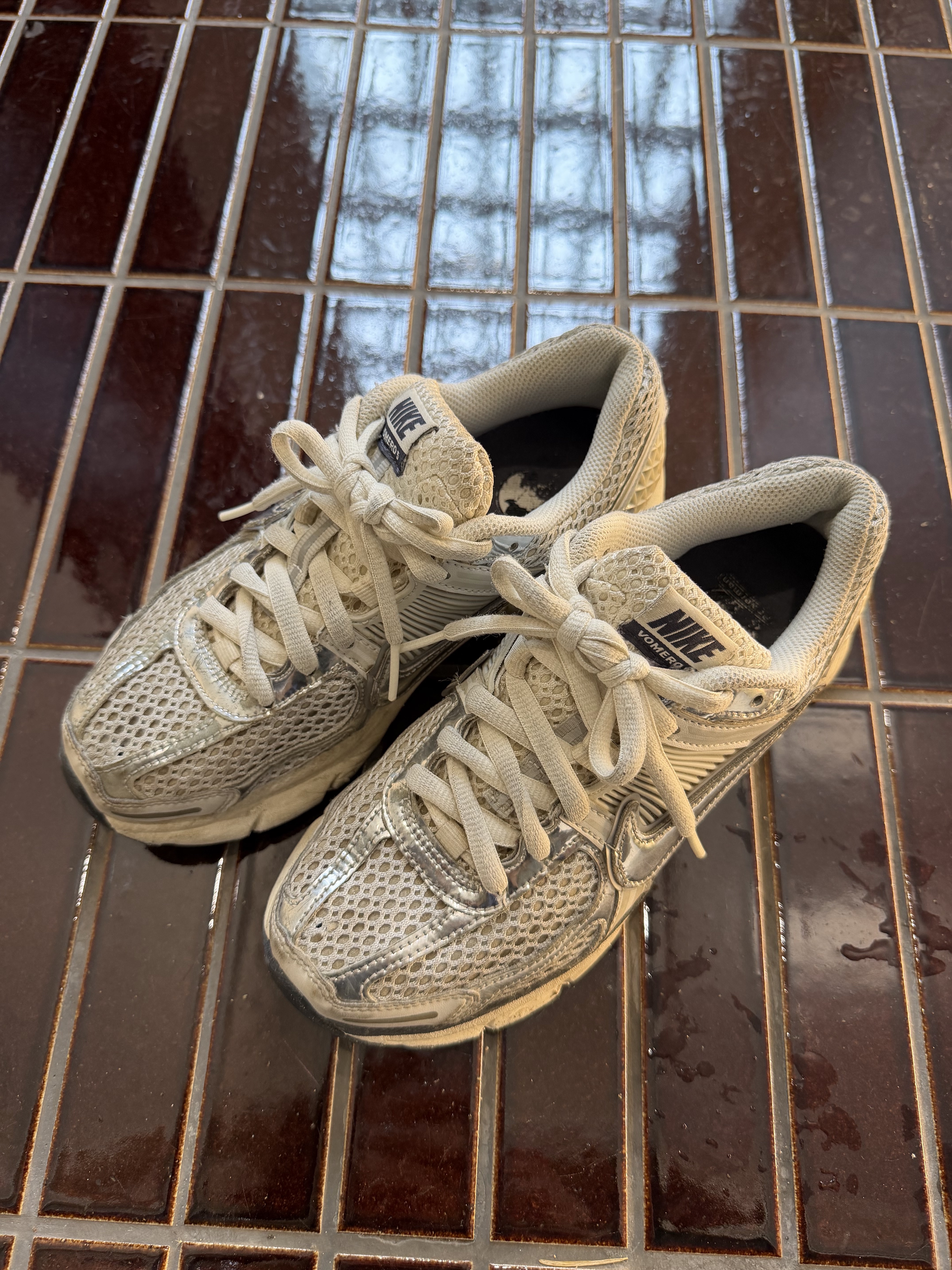 (W) Nike Zoom Vomero 5 Photon Dust and Metallic Silver 착용 스타일