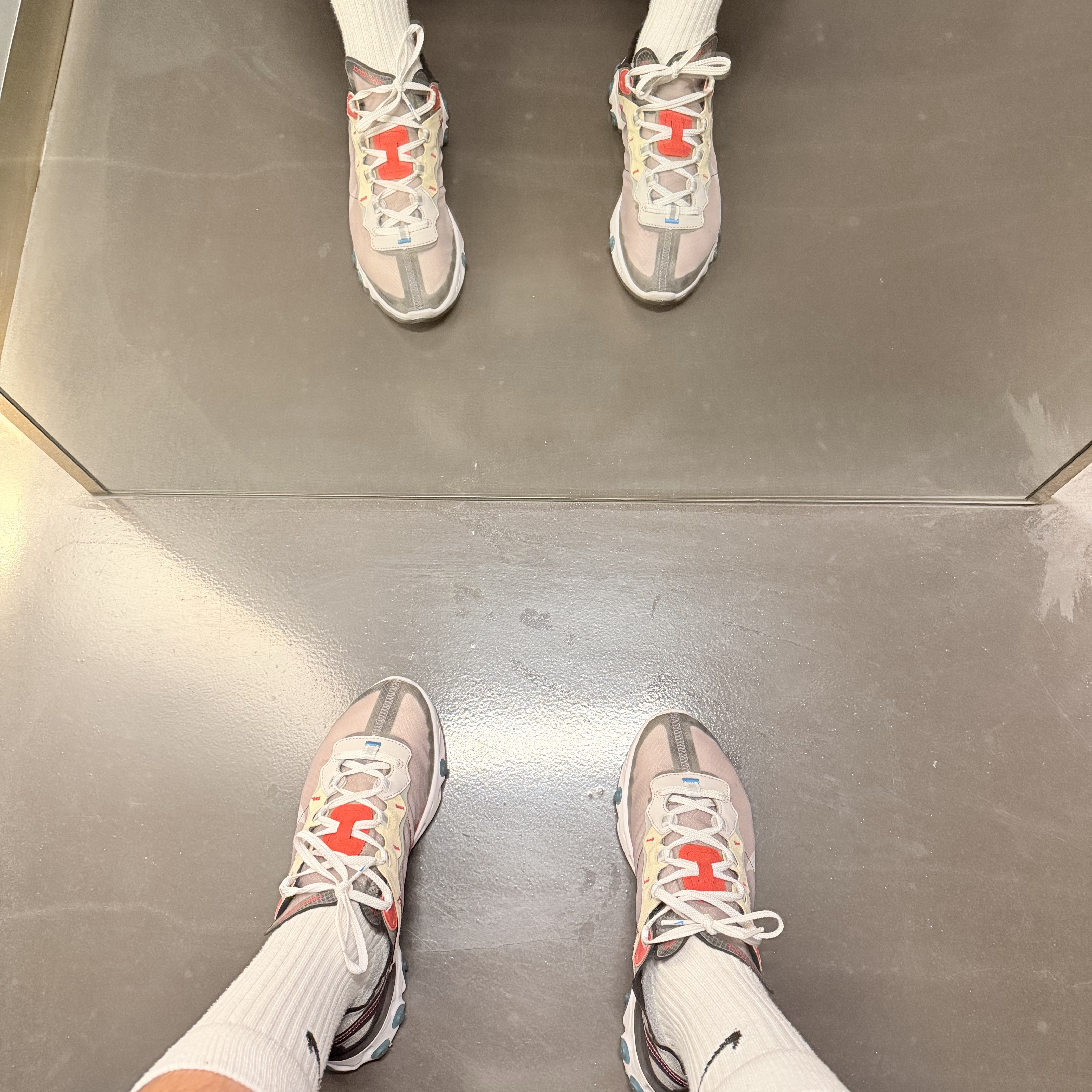 Nike React Element 87 Dark Grey Photo Blue 착용 스타일