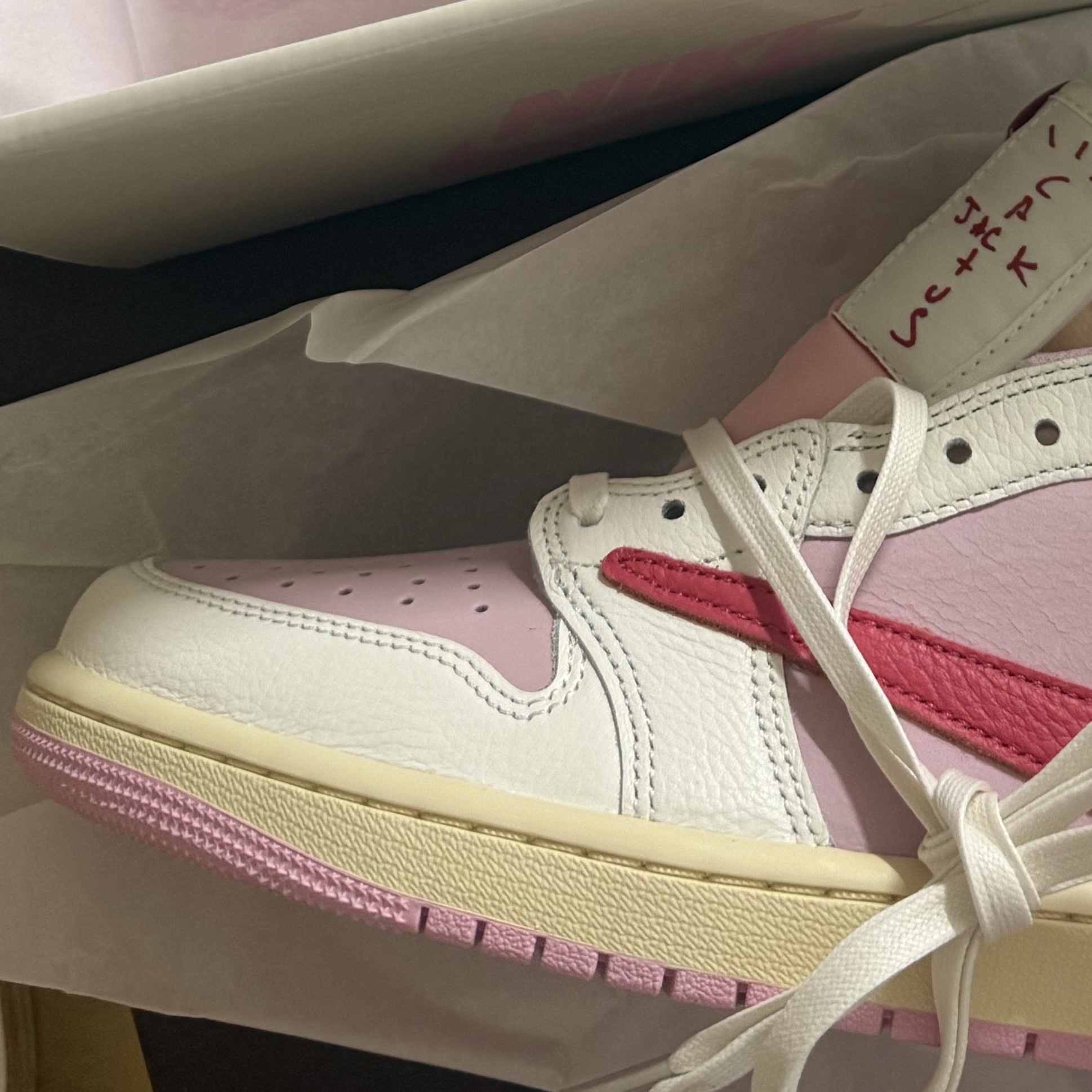 Jordan 1 x Travis Scott Retro Low OG SP Sail Tropical Pink 착용 스타일 - 3