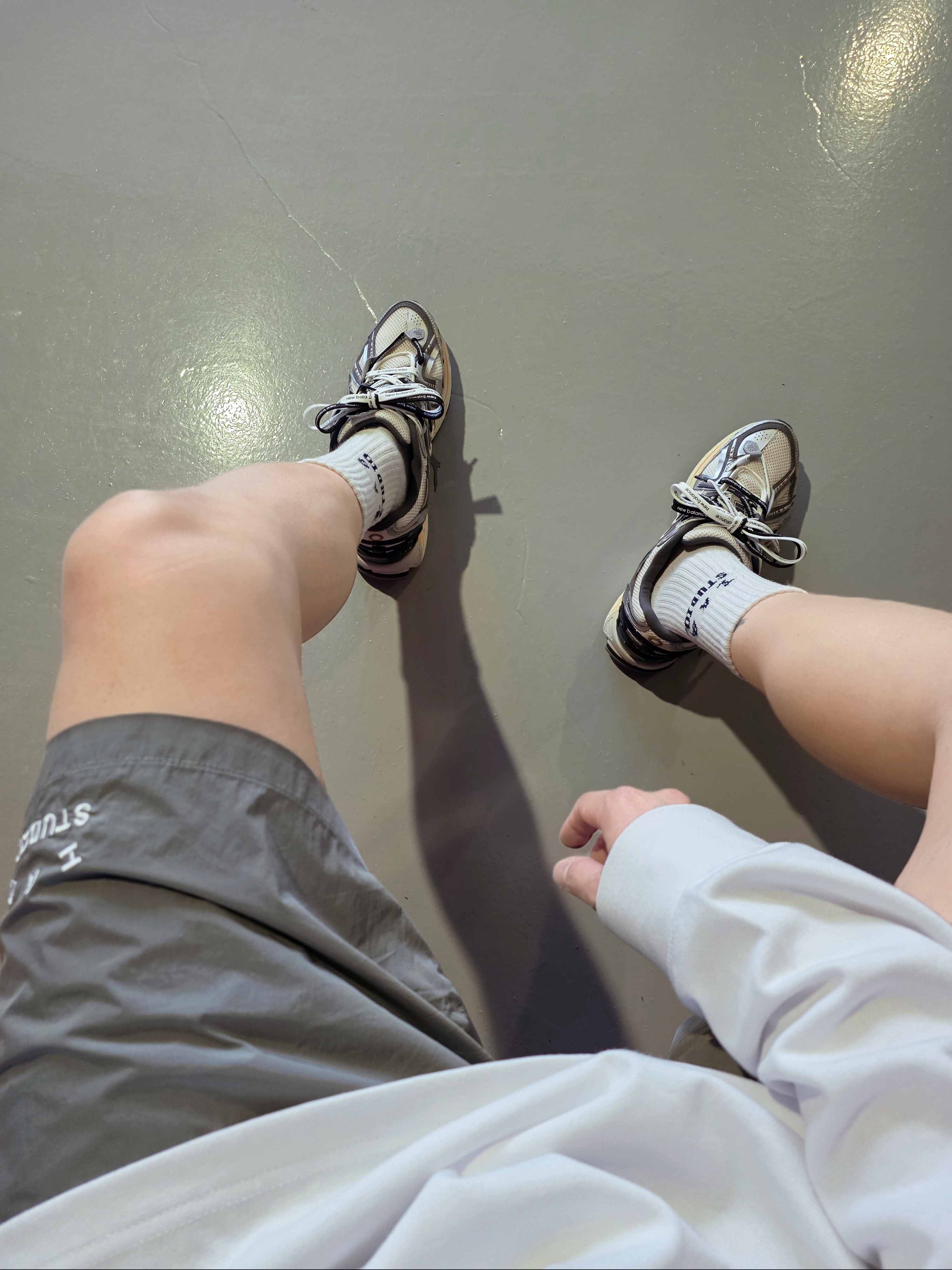 IAB Studio IAB Long Sleeve White, IAB Studio Woven Shorts Gray 착용 스타일 - 2