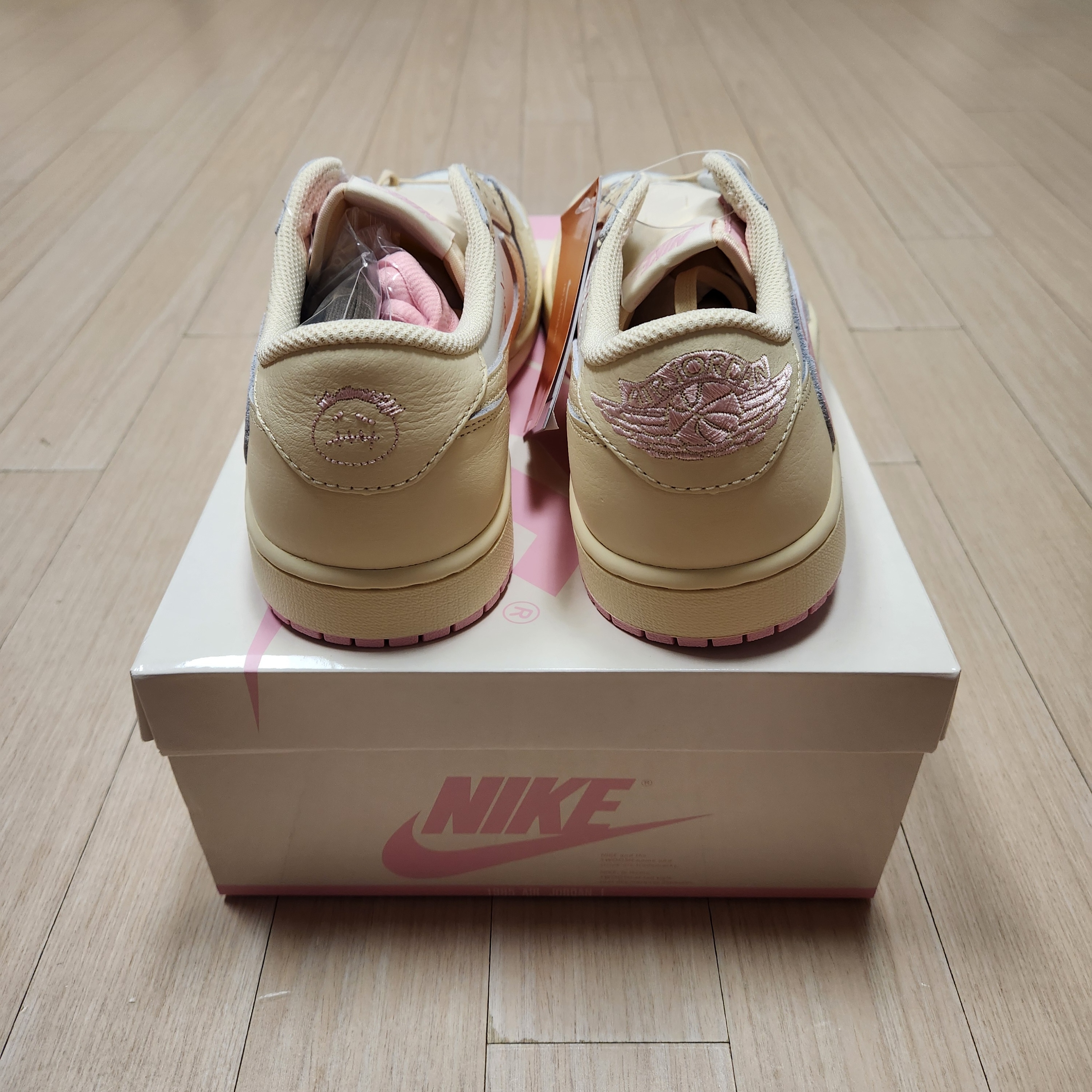 Jordan 1 x Travis Scott Retro Low OG SP Muslin Shy Pink 착용 스타일 - 6