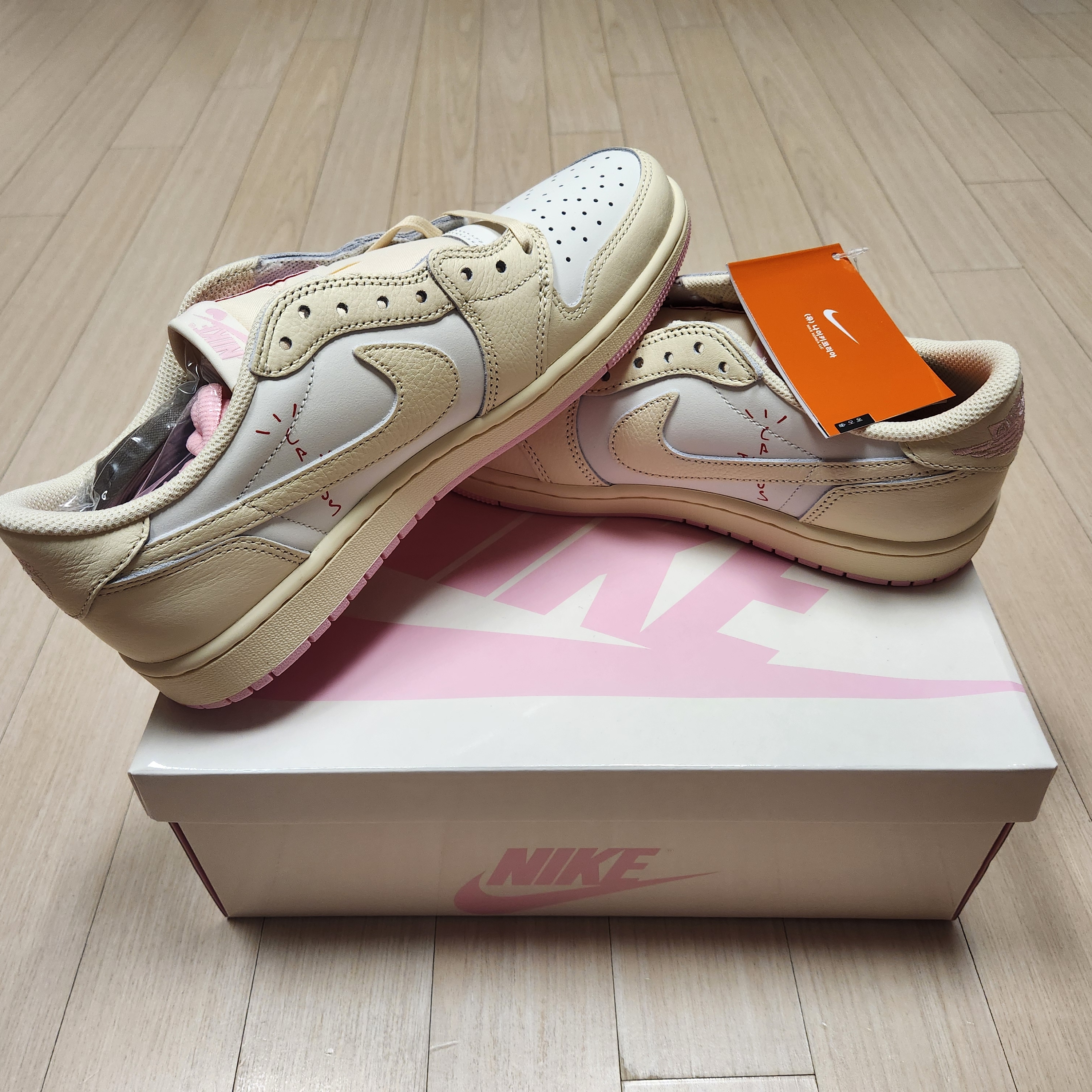 Jordan 1 x Travis Scott Retro Low OG SP Muslin Shy Pink 착용 스타일 - 5