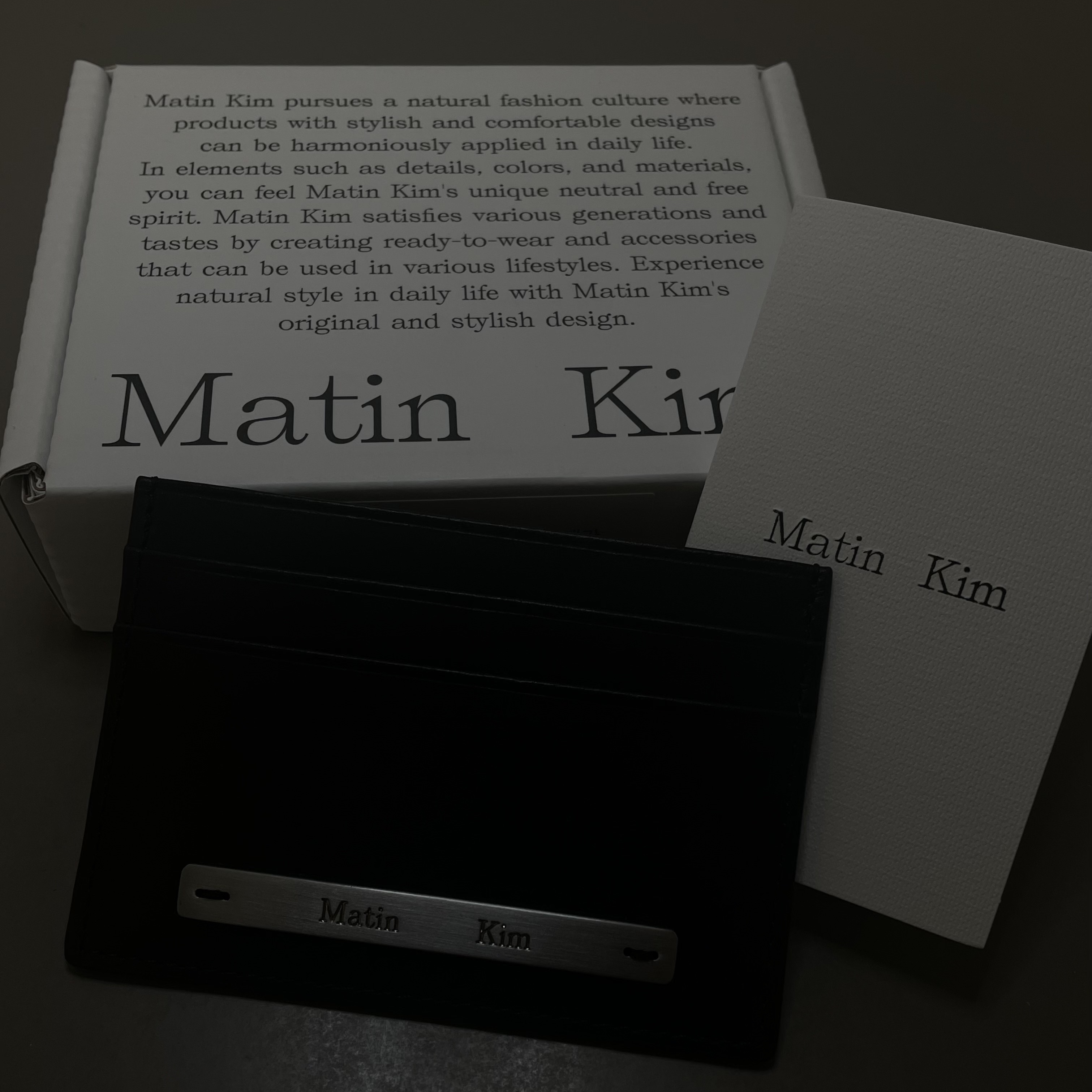 Matin Kim Vintage Card Wallet Black 착용 스타일