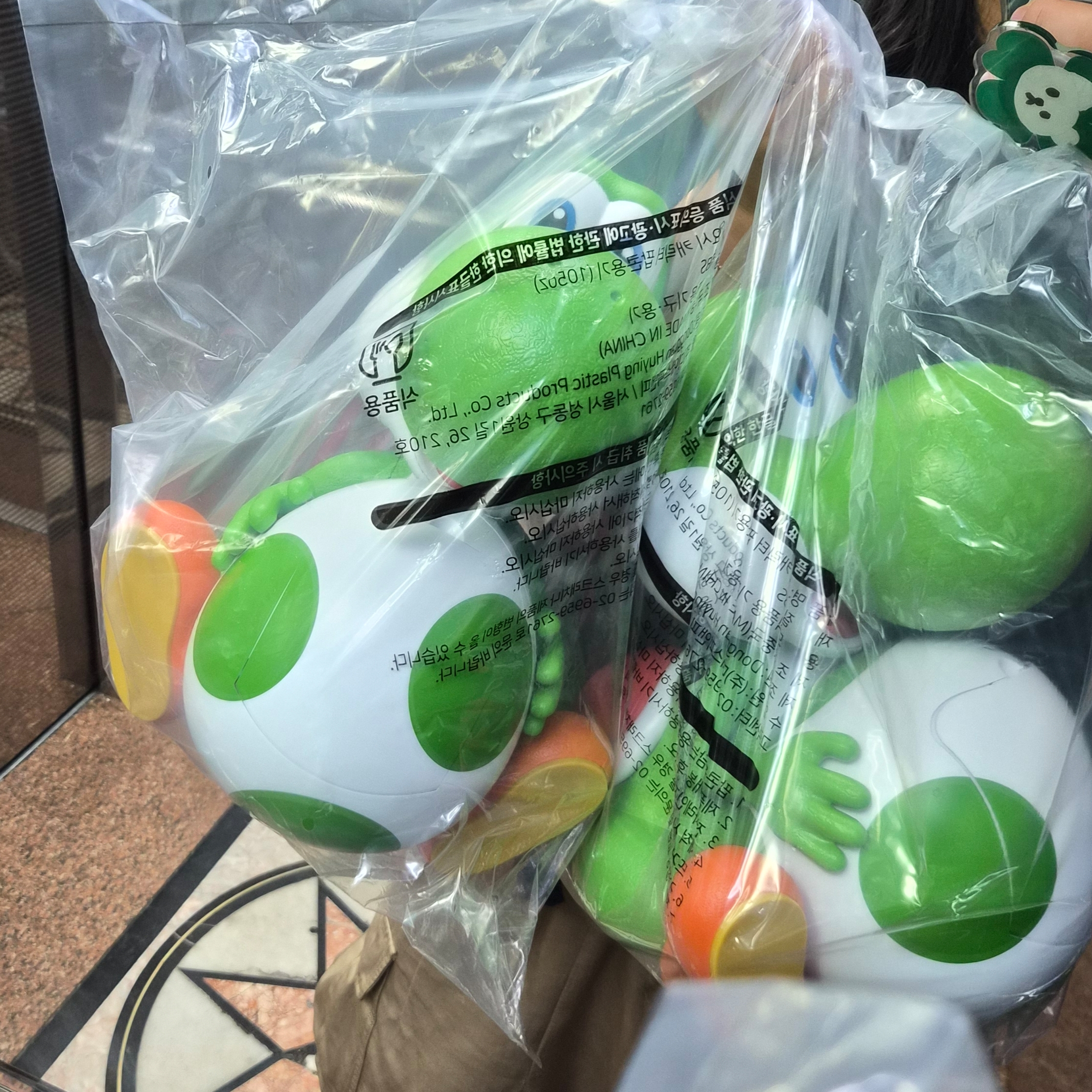 CGV x Super Mario Yoshi Popcorn Bucket 착용 스타일