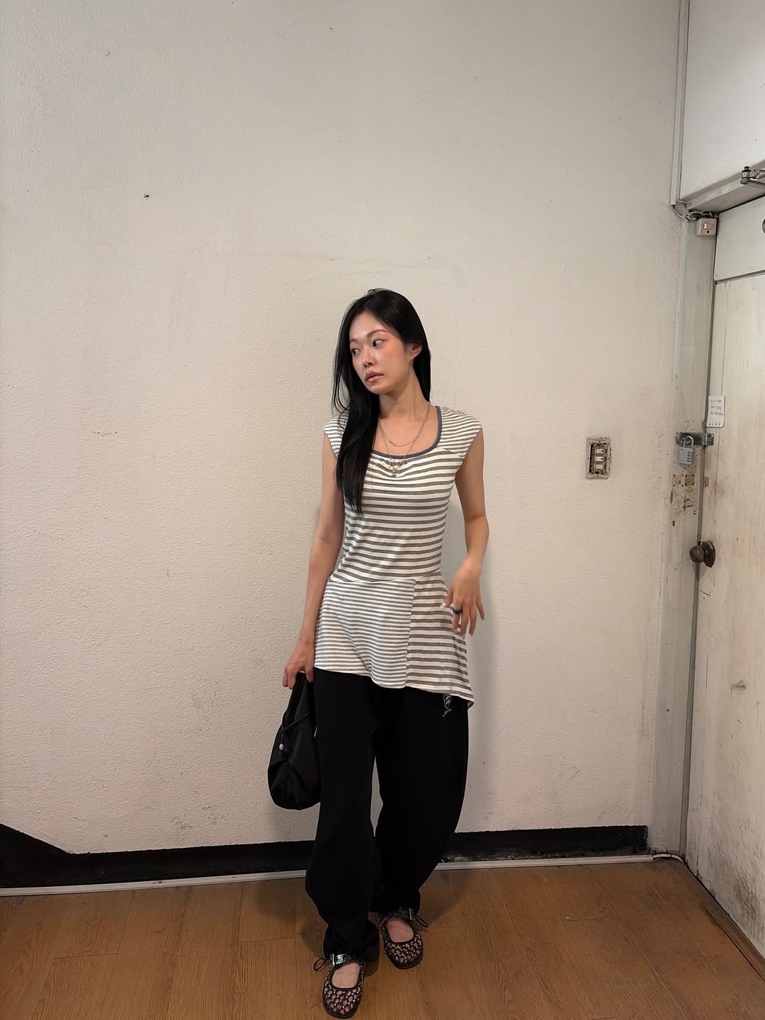 SOMSOC Cookie Contrast Shirring Dress Melange Grey 착용 스타일 - 3