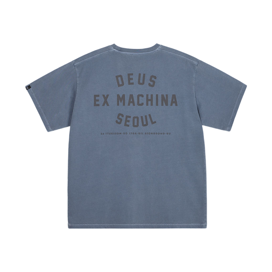 데우스 엑스 마키나 다이드 서울 컬리지 어드레스 티셔츠 더스티 네이비(Deus Ex Machina Dyed Seoul College Address T-Shirt Dusty Navy)