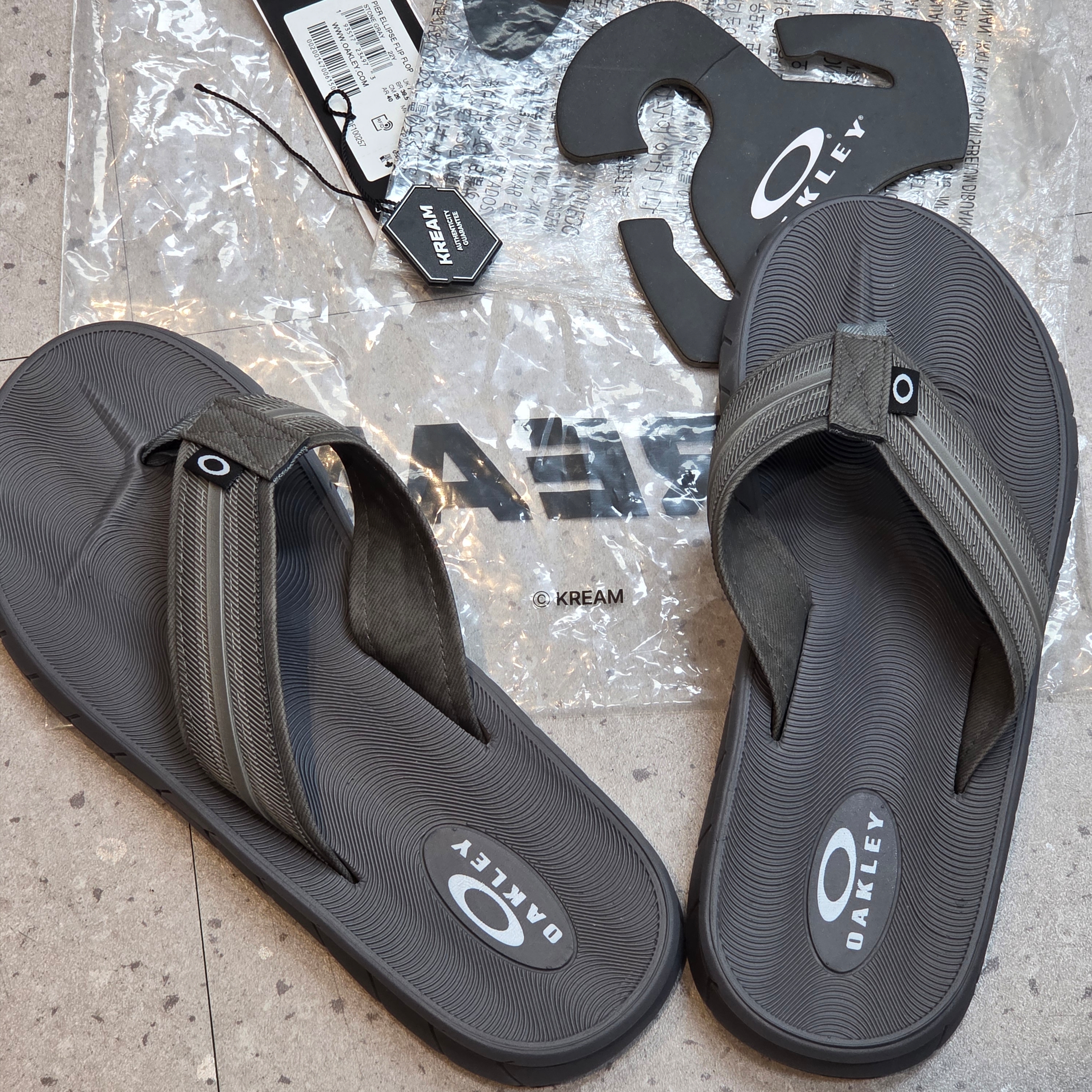 Oakley Pier Ellipse Flip Flop Stone Grey 착용 스타일