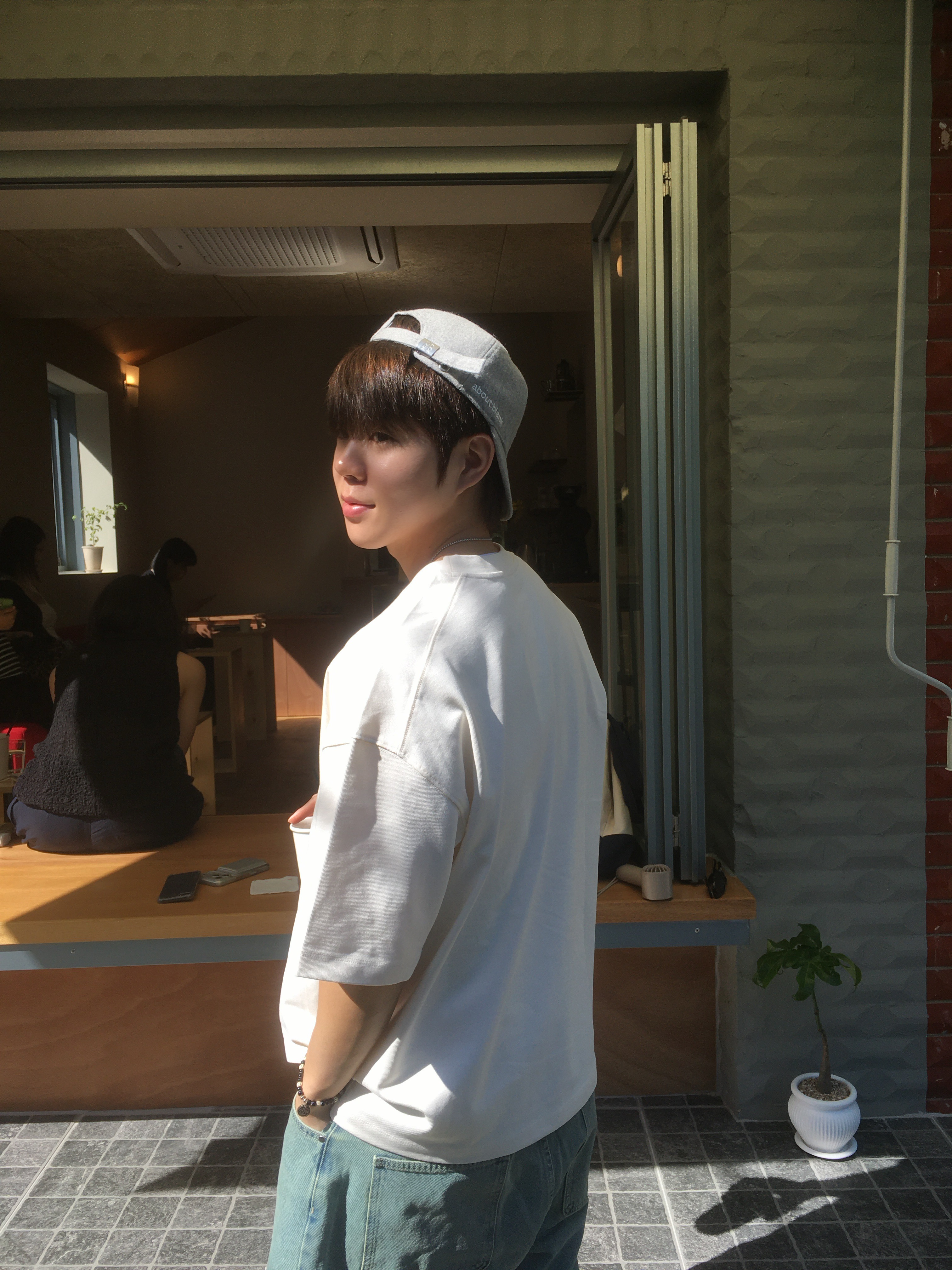 [KREAM 단독] About:Blank KREAM Exclusive T-Shirt Oat - 26FW, [KREAM 단독] About:Blank Felled Denim Short Murky Wash - 26FW 착용 스타일 - 4