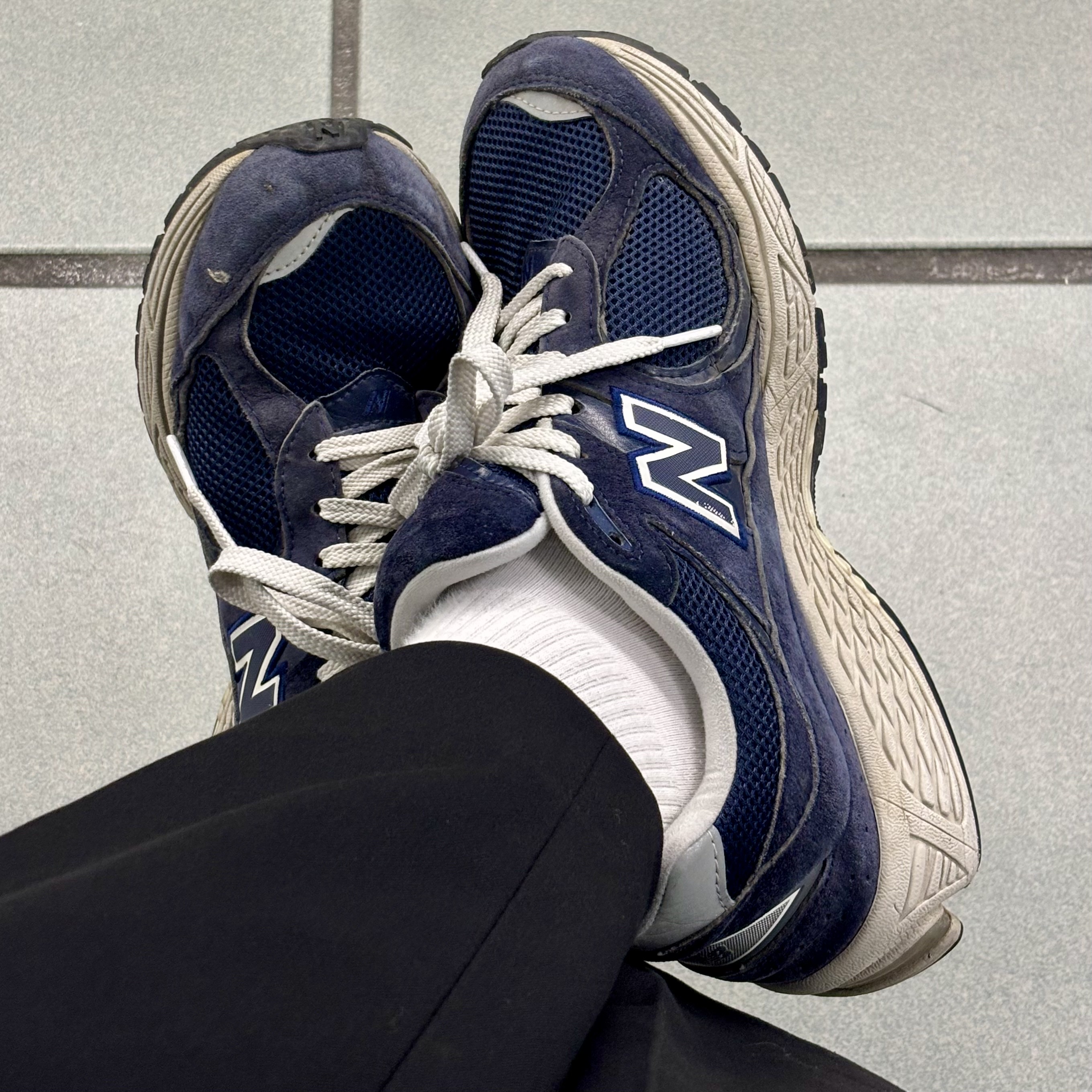 New Balance 2002R Navy 착용 스타일 - 3