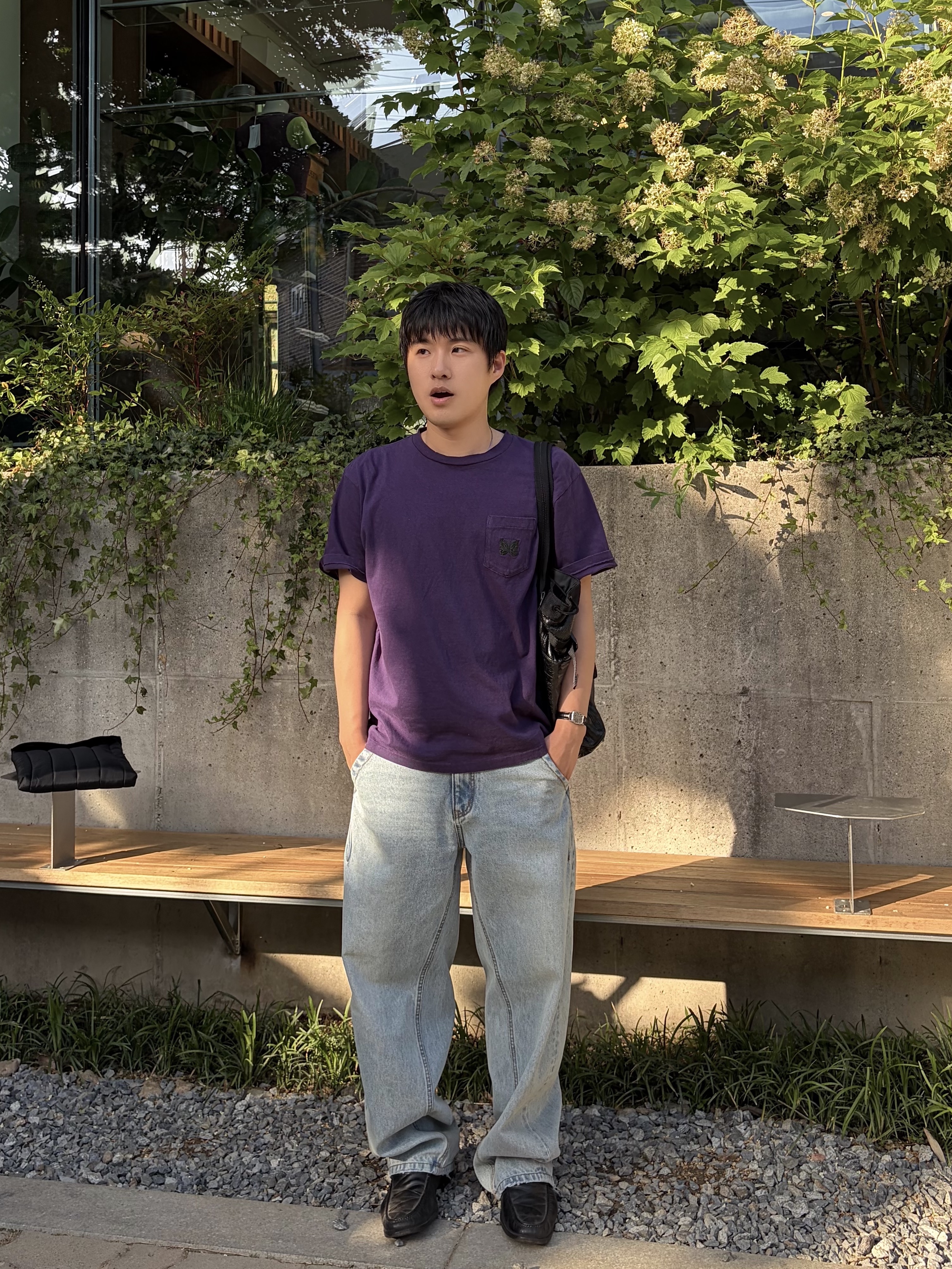 Needles S/S Papillon EMB. Pocket T-Shirt Cotton Jersey Purple, Noun Balanced Denim Pants Light Blue 착용 스타일 - 4