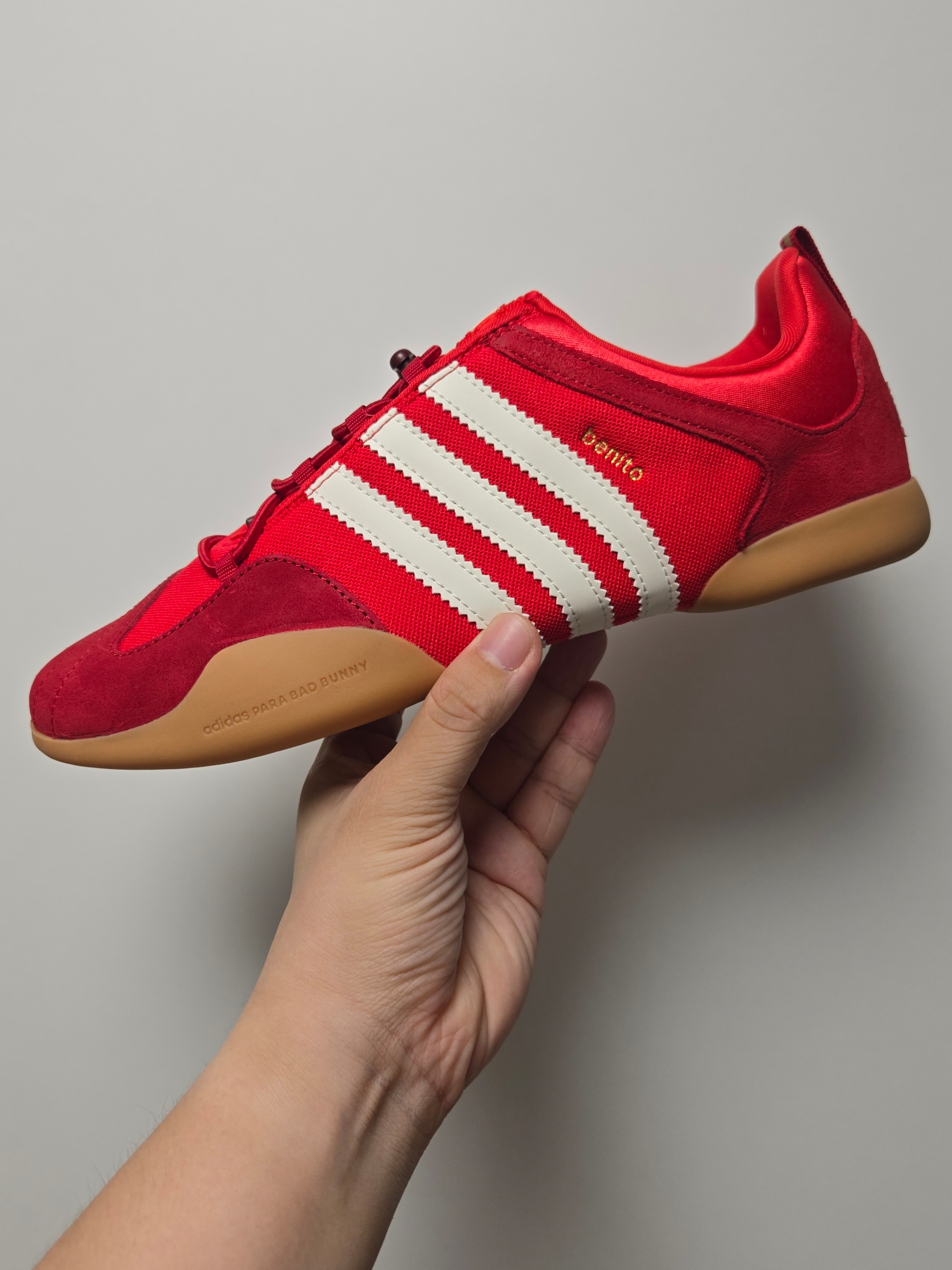 Adidas x Bad Bunny Ballerina Vivid Red Cloud White 착용 스타일 - 2