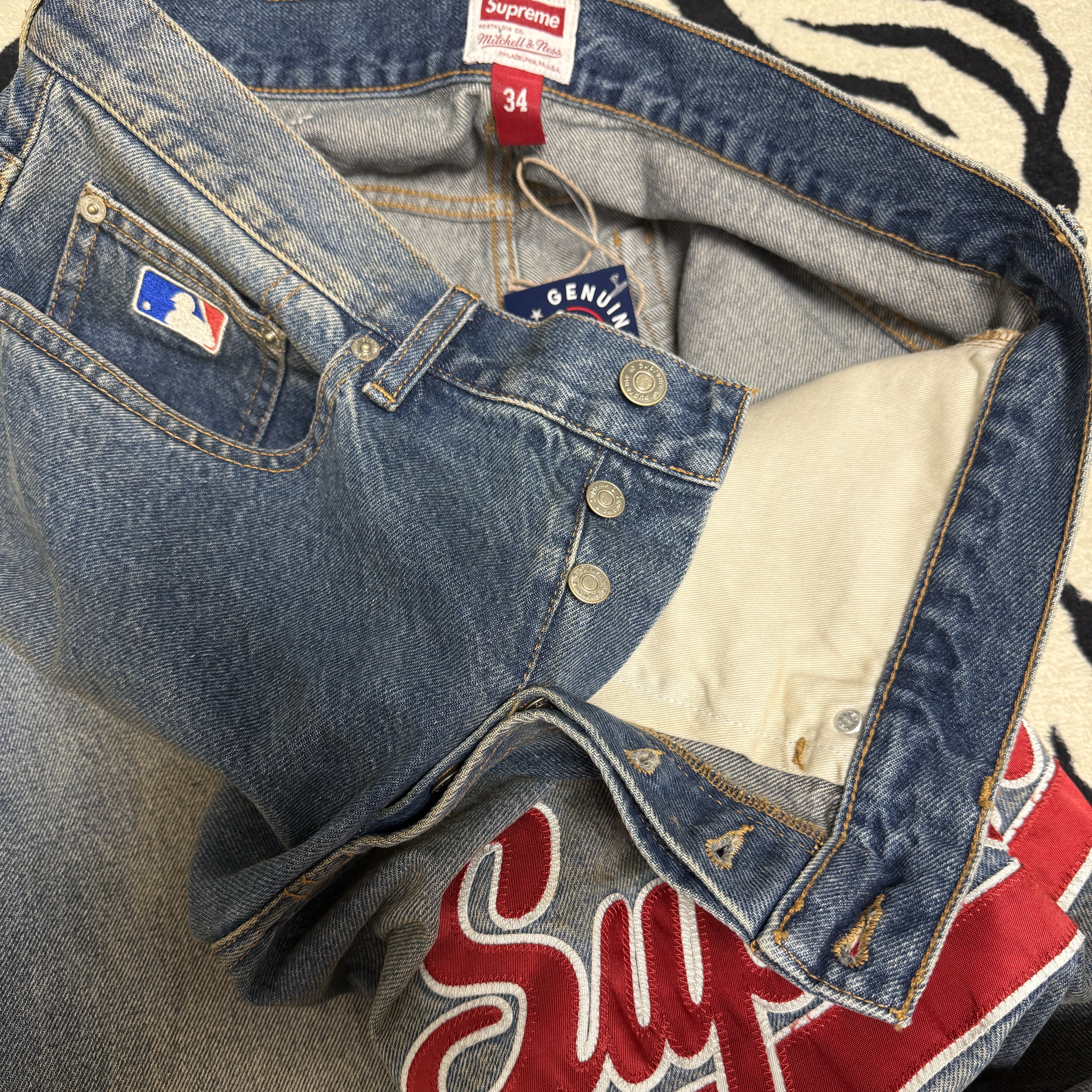 Supreme Mitchell & Ness Atlanta Braves Loose Fit Jean Washed Indigo - 26SS 착용 스타일 - 3