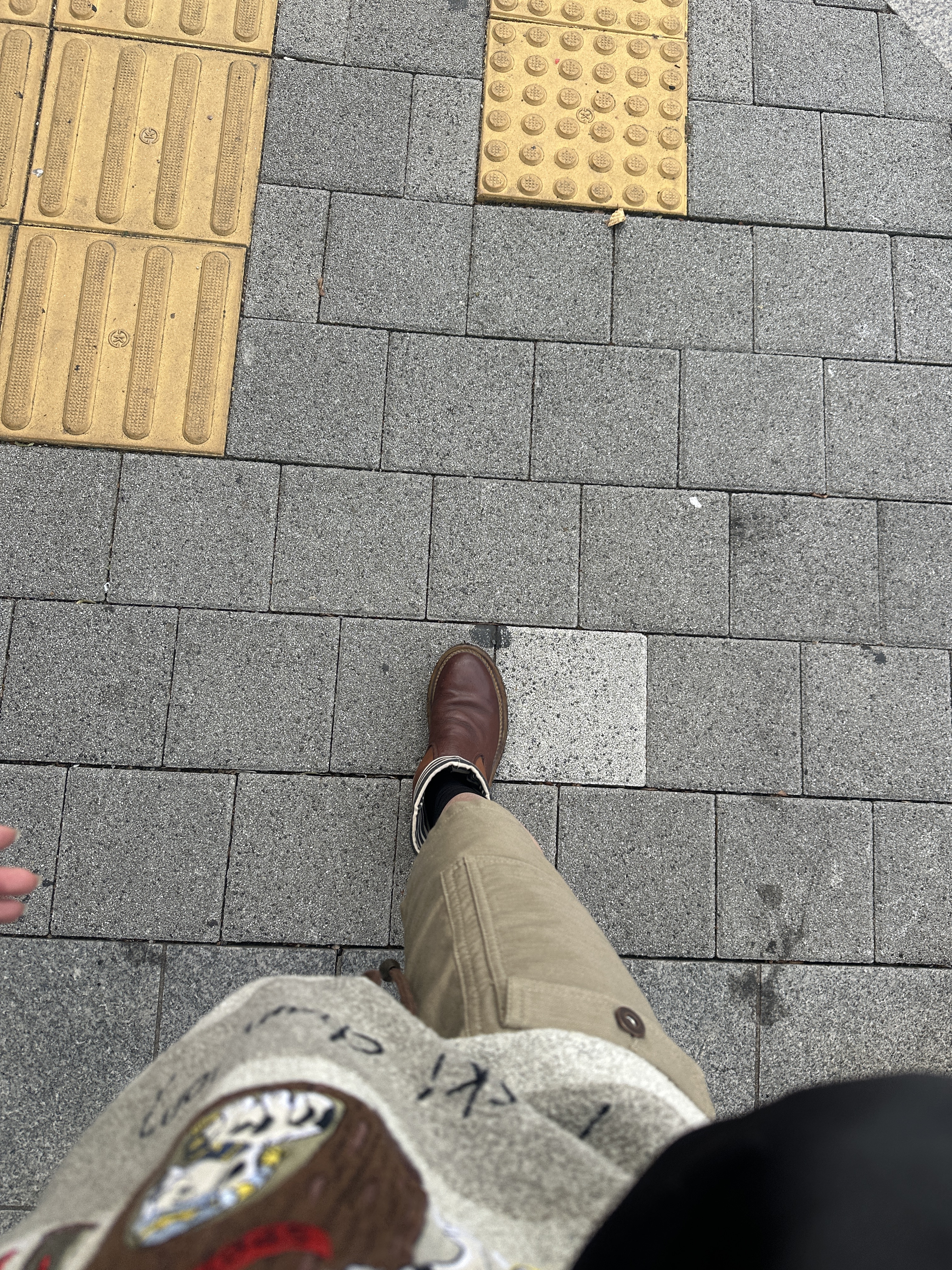 (W) Ray Beams Cargo Shorts Olive, Kapital Suede Leather Zip Up Frisco Boots Beige 착용 스타일 - 2