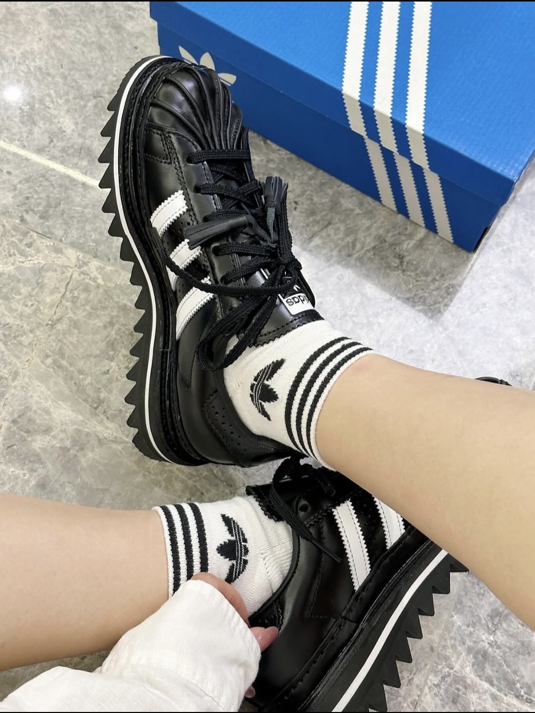 Adidas x Clot Superstar Core Black Cloud White 착용 스타일 - 1