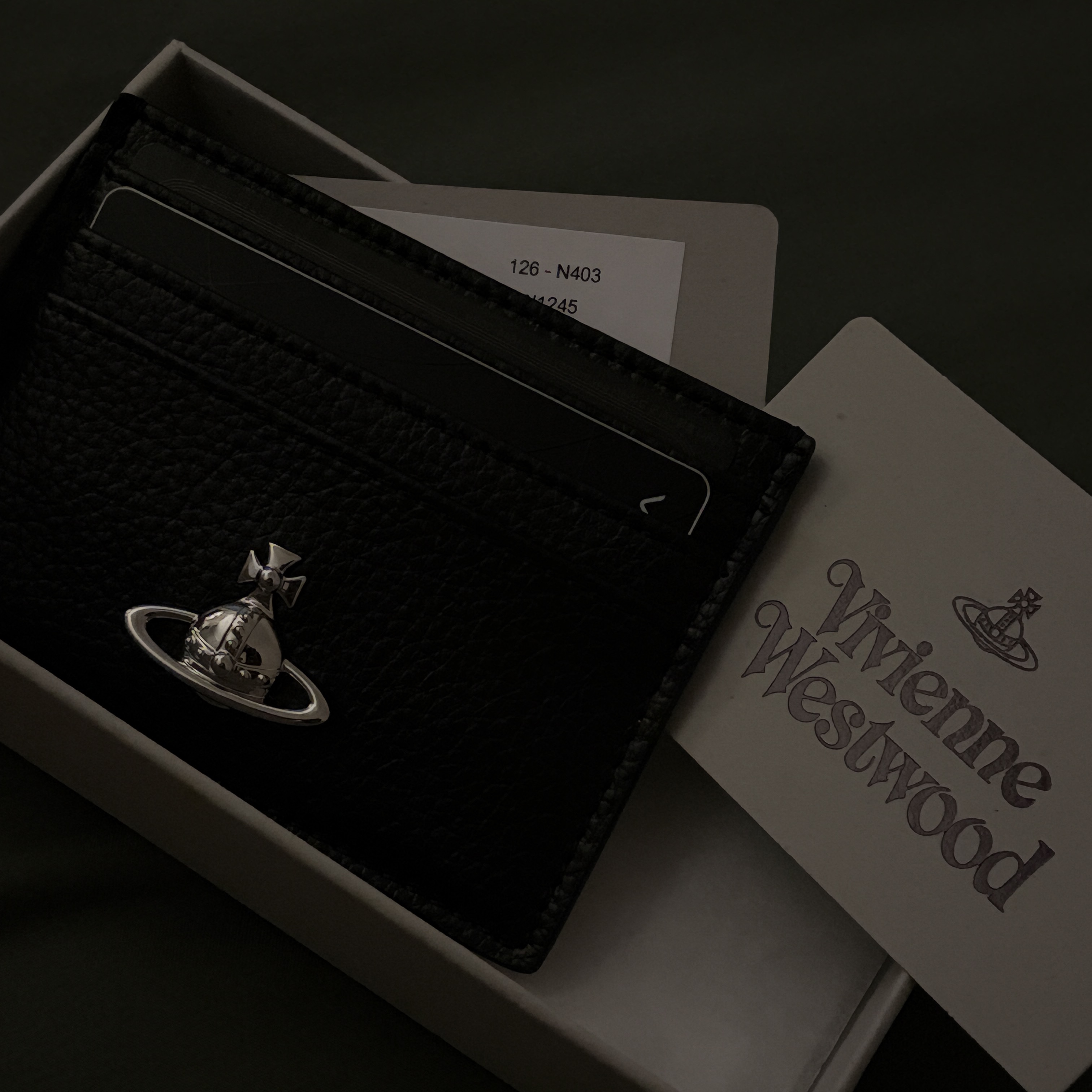 Vivienne Westwood Orb PU Grain Card Holder Black 착용 스타일