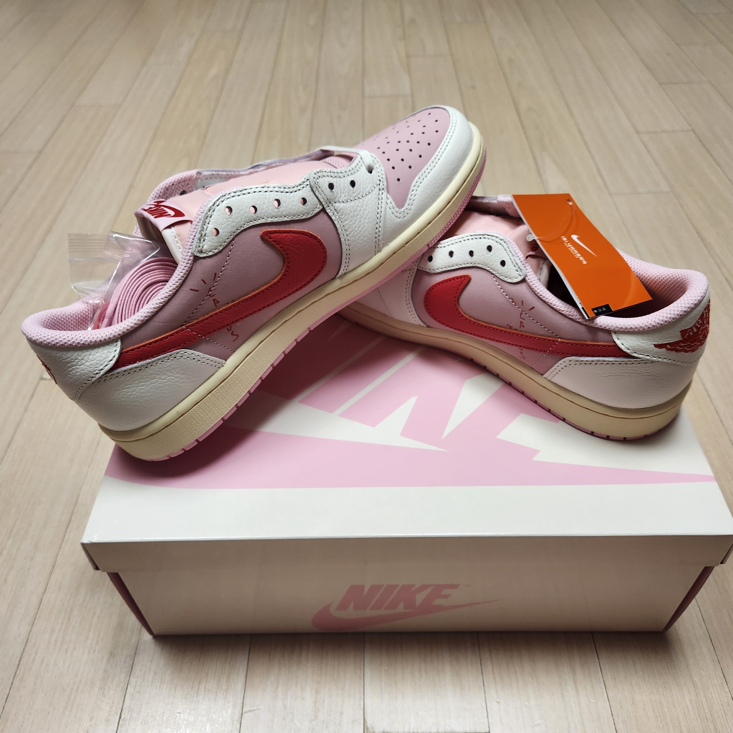 Jordan 1 x Travis Scott Retro Low OG SP Sail Tropical Pink 착용 스타일 - 5