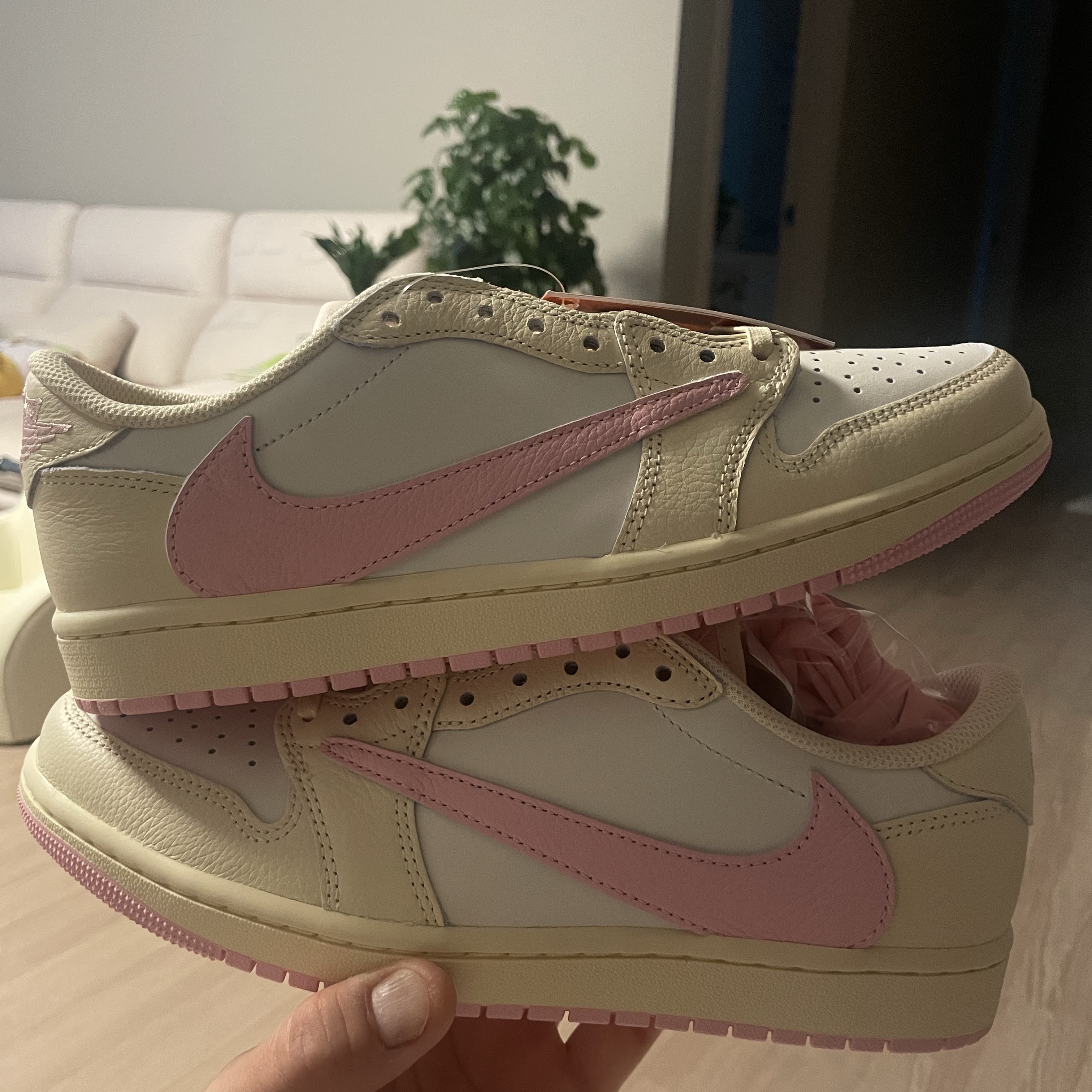 Jordan 1 x Travis Scott Retro Low OG SP Muslin Shy Pink 착용 스타일 - 3